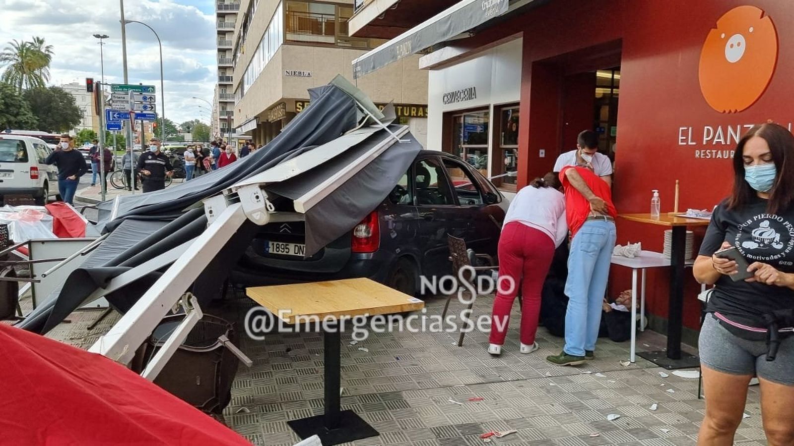 El vehículo tras arrollar los veladores.
