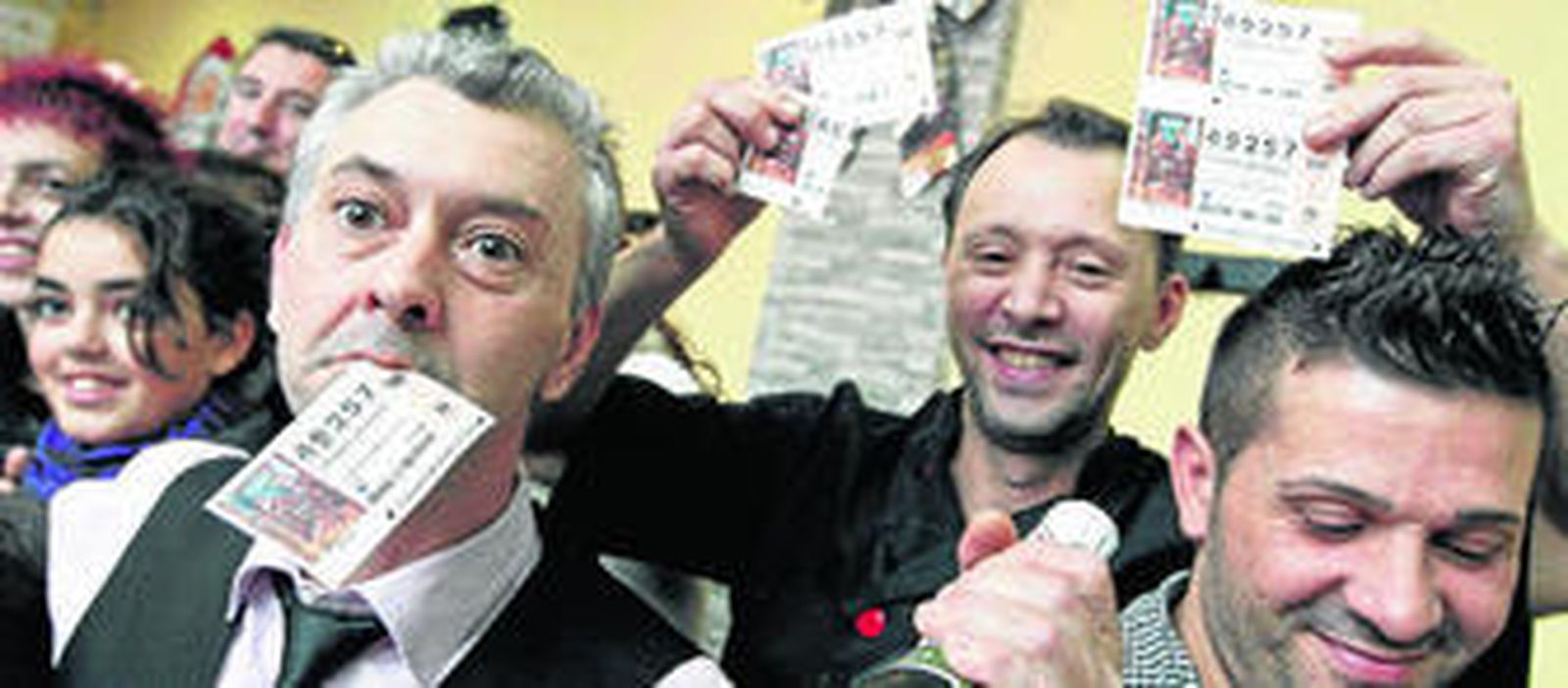 Empleados del bar Colón, en Burjassot (Valencia), celebran el quinto premio.