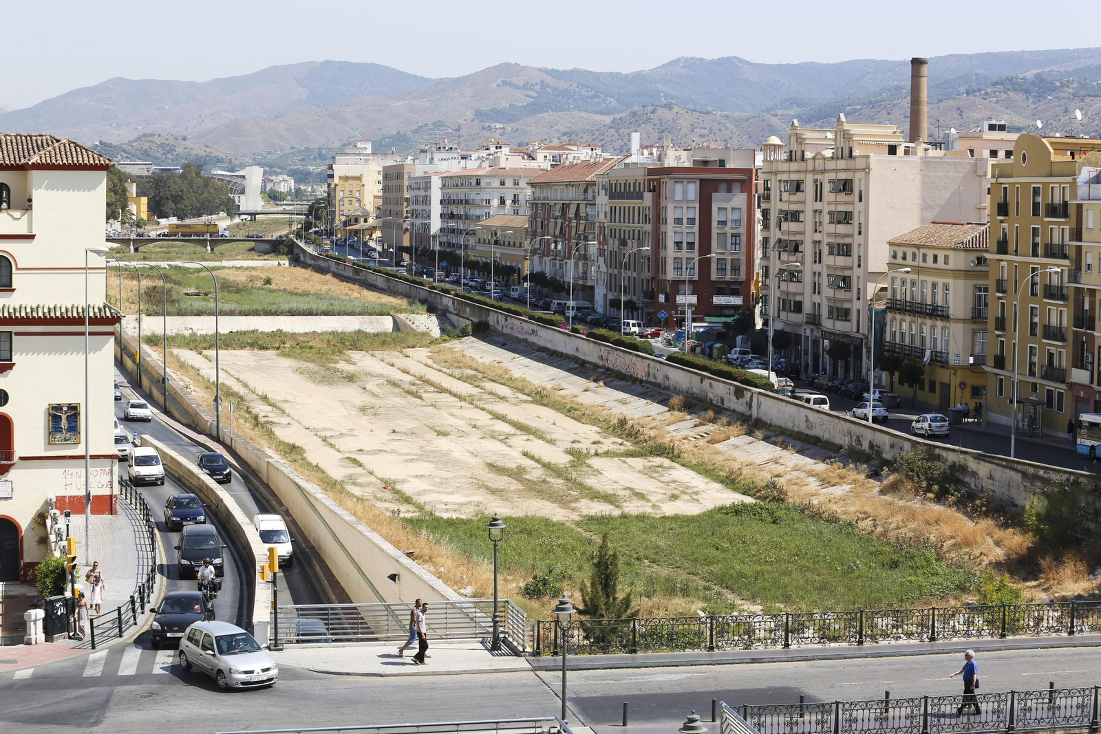 Vista del cauce desde el  puente de la Aurora.