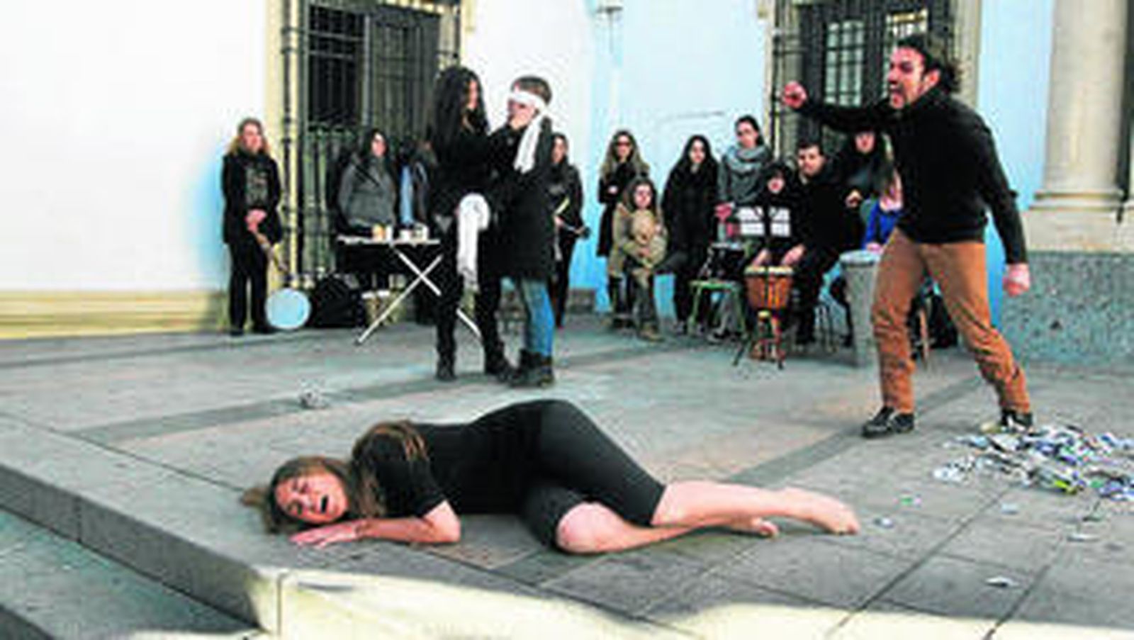 Alumnos de Arte Dramático realizando una 'performance' contra la violencia de género.
