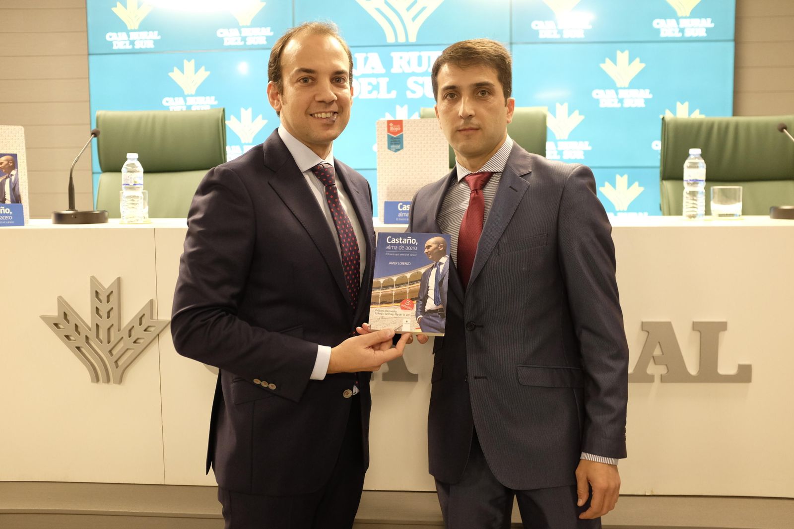 El periodista Javier Lorenzo y el matador de toros Javier Castaño, con el libro 'Castaño, alma de acero'.