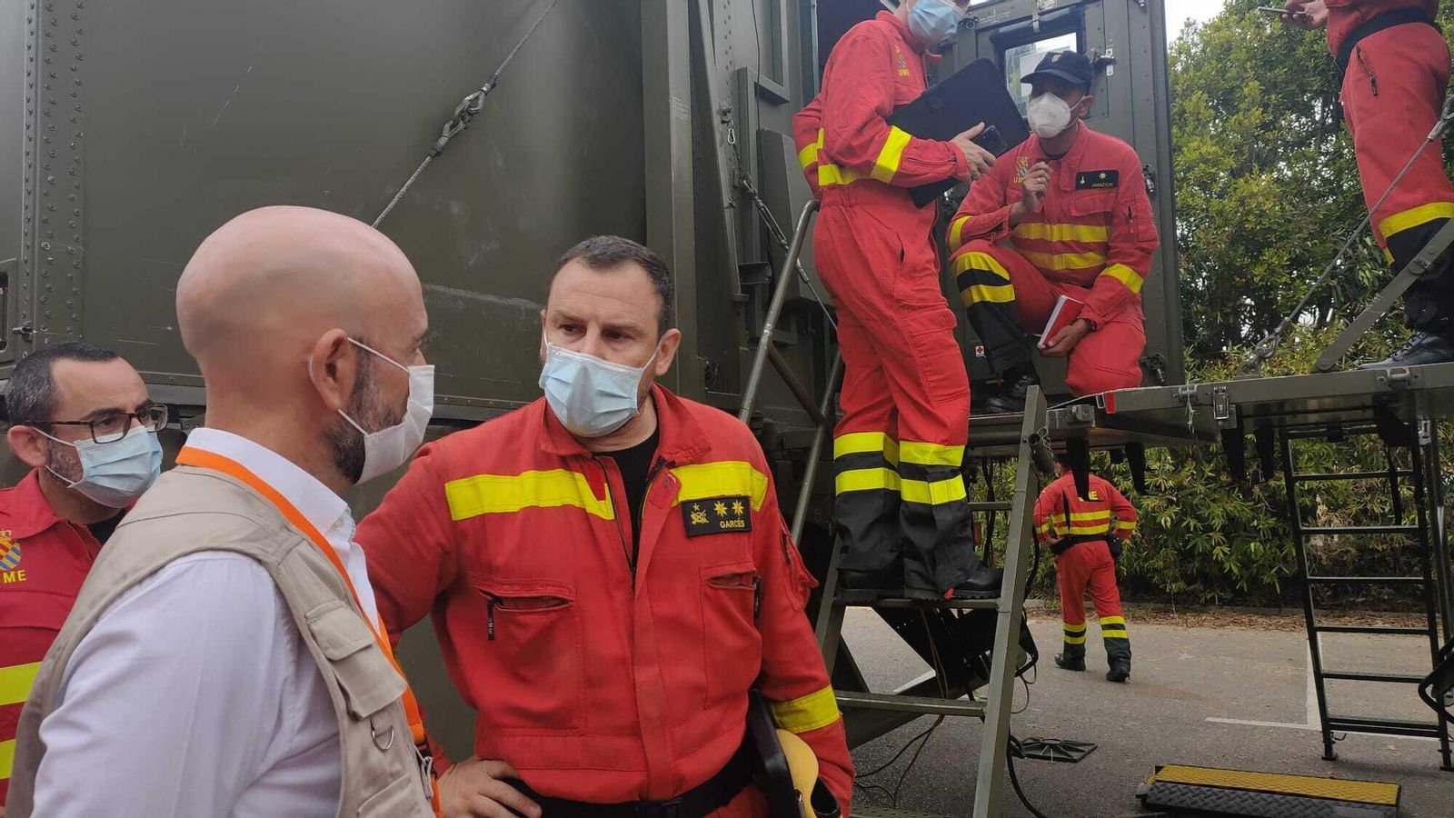 Técnicos en el lugar del incendio en Sierra Bermeja Técnicos en el lugar del incendio en Sierra Bermeja