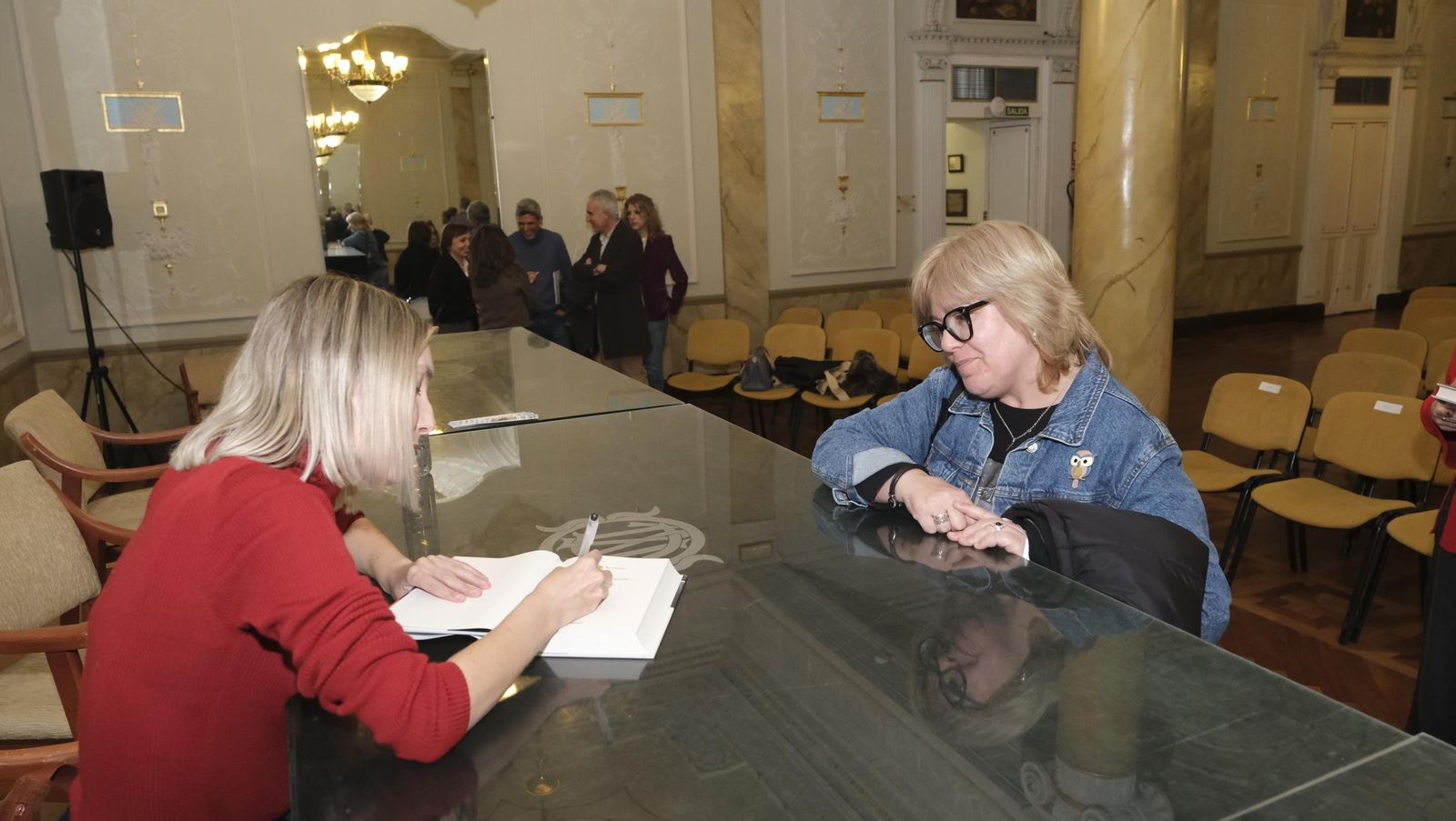 Imágenes del Diario de los Libros con la finalista del Premio Planeta 2024, Beatriz Serrano