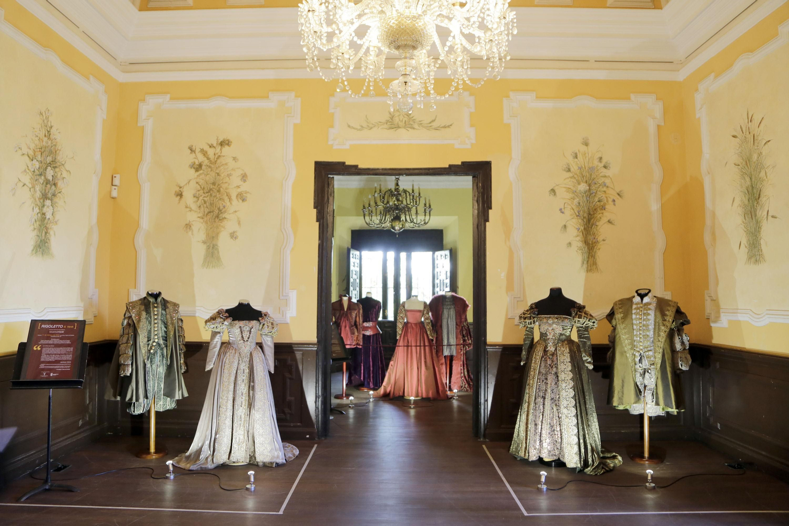 Una imagen de algunos de los vestidos exhibidos en Villavicencio.