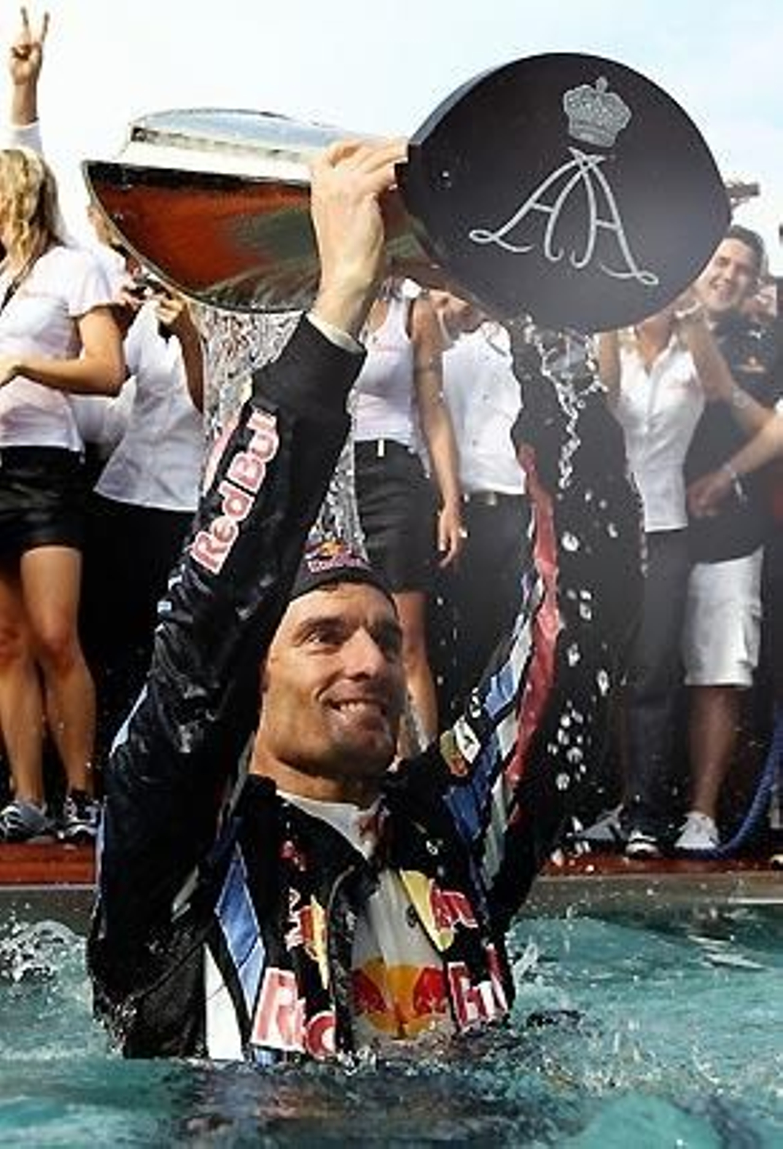 El australiano Mark Webber (Red Bull) celebra su victoria en el Gran Premio de Mónaco en una piscina.

Foto: Getty