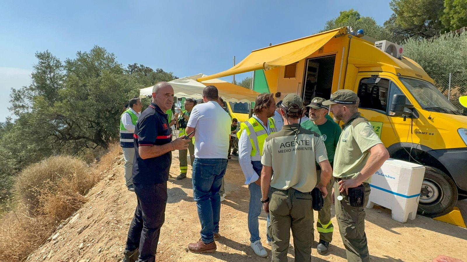 El trabajo para controlar el incendio de Almuñécar, en imágenes