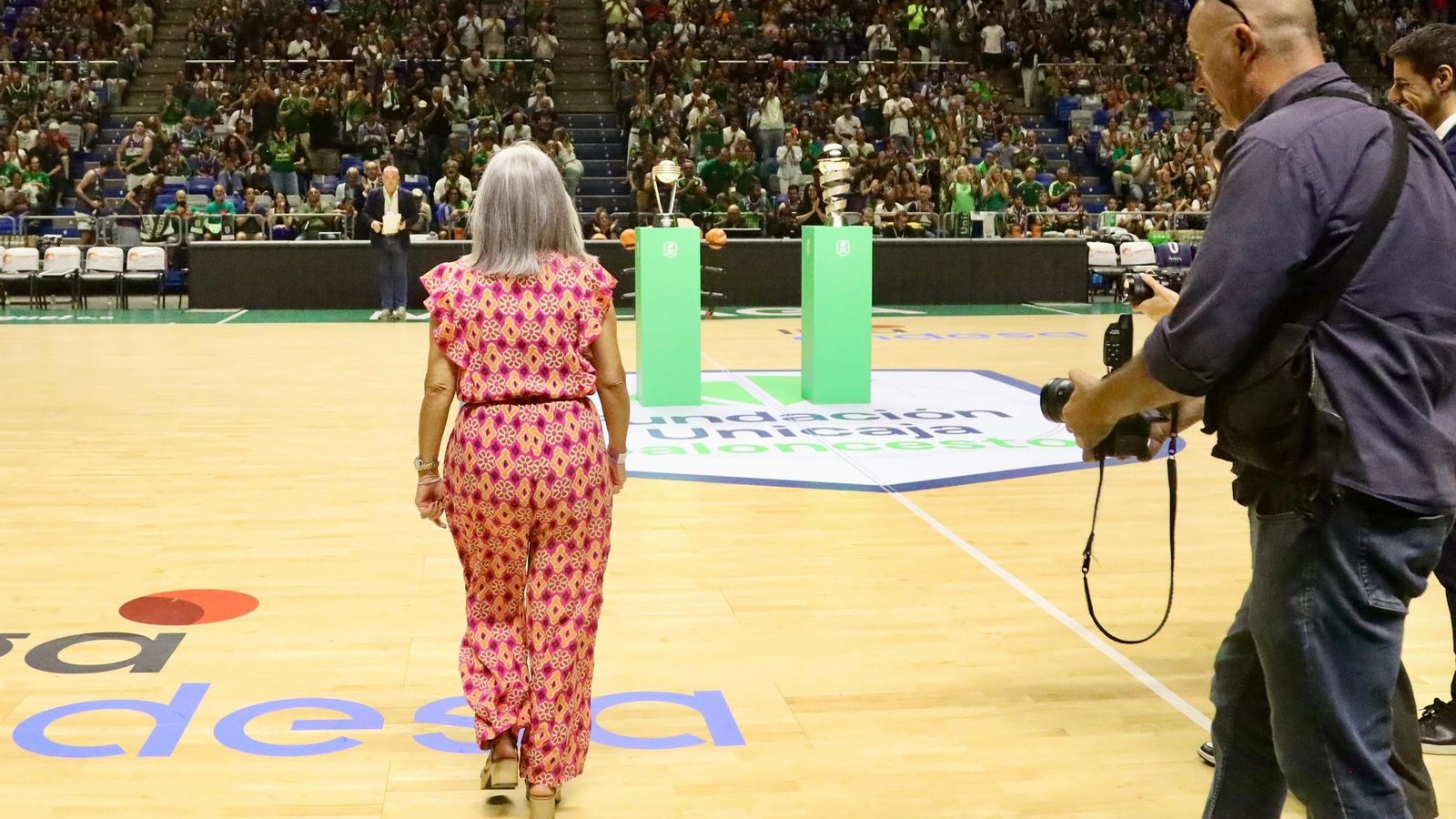 La fiesta previa del Unicaja: Subida de bandera, homenaje a Toñi García, nuevo videomarcador...
