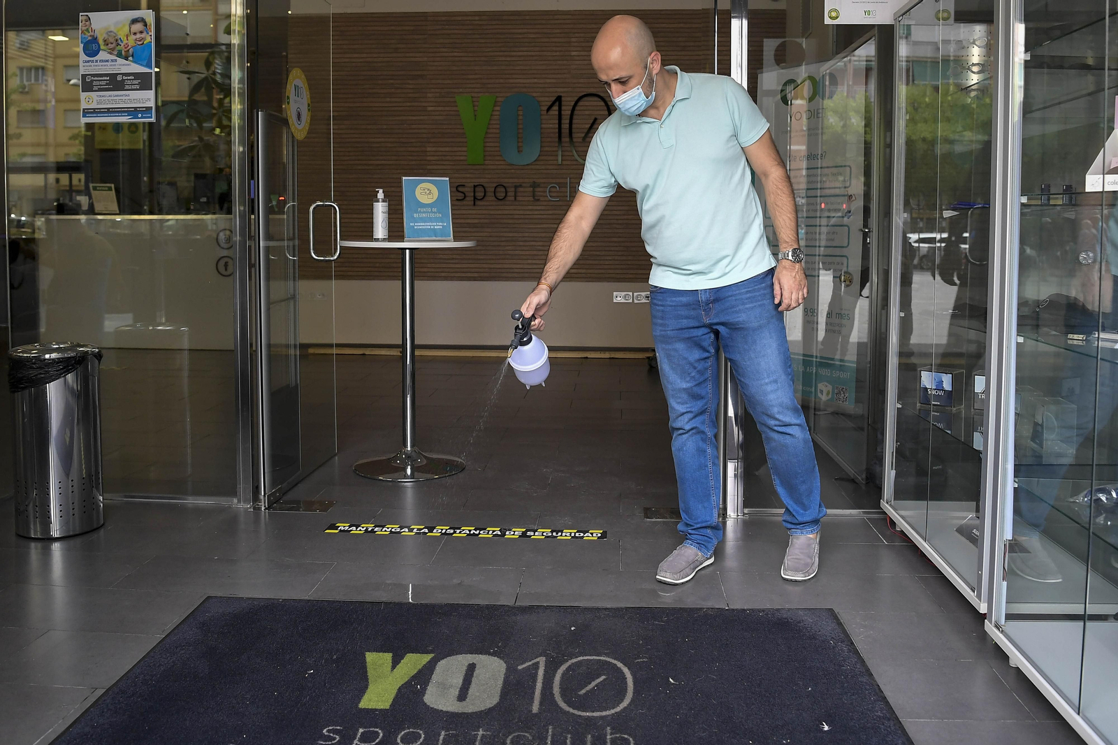 Entrada de un centro deportivo en Granada.