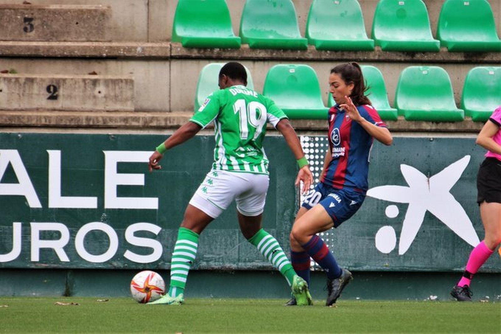 Dorine aguanta el balón ante la entrada de Paula Tomás.