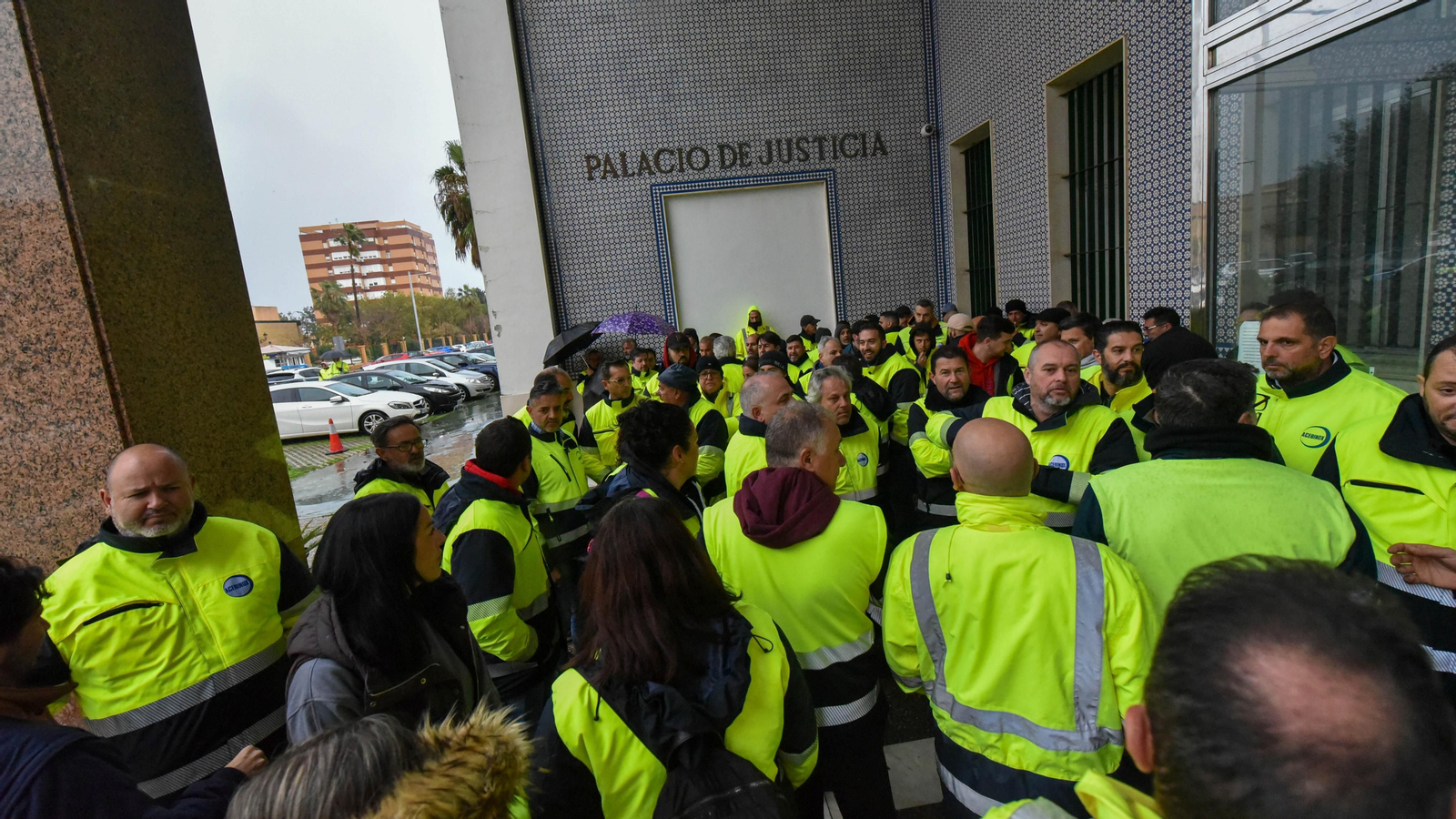 Imágenes de la entrada a los juzgados del trabajador detenido en la ultima manifestación de la plantilla Acerinox