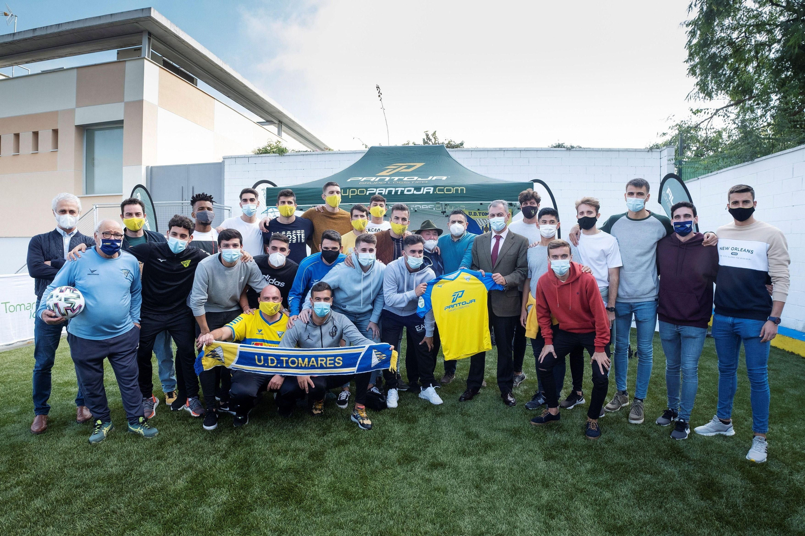 Los futbolistas del Tomares posan con el alcalde la localidad tras el sorteo.