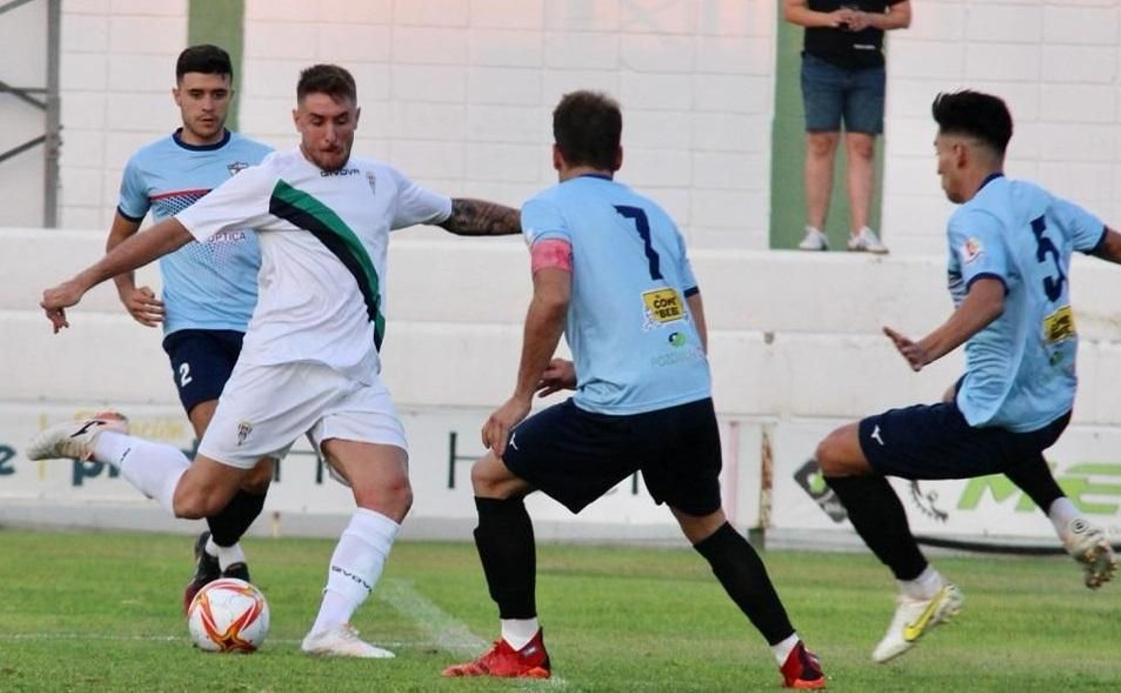 Antonio Casas golpea el balón ante la presencia de Lara, Carlos Moreno y Leo Márquez. Antonio Casas golpea el balón ante la presencia de Lara, Carlos Moreno y Leo Márquez.