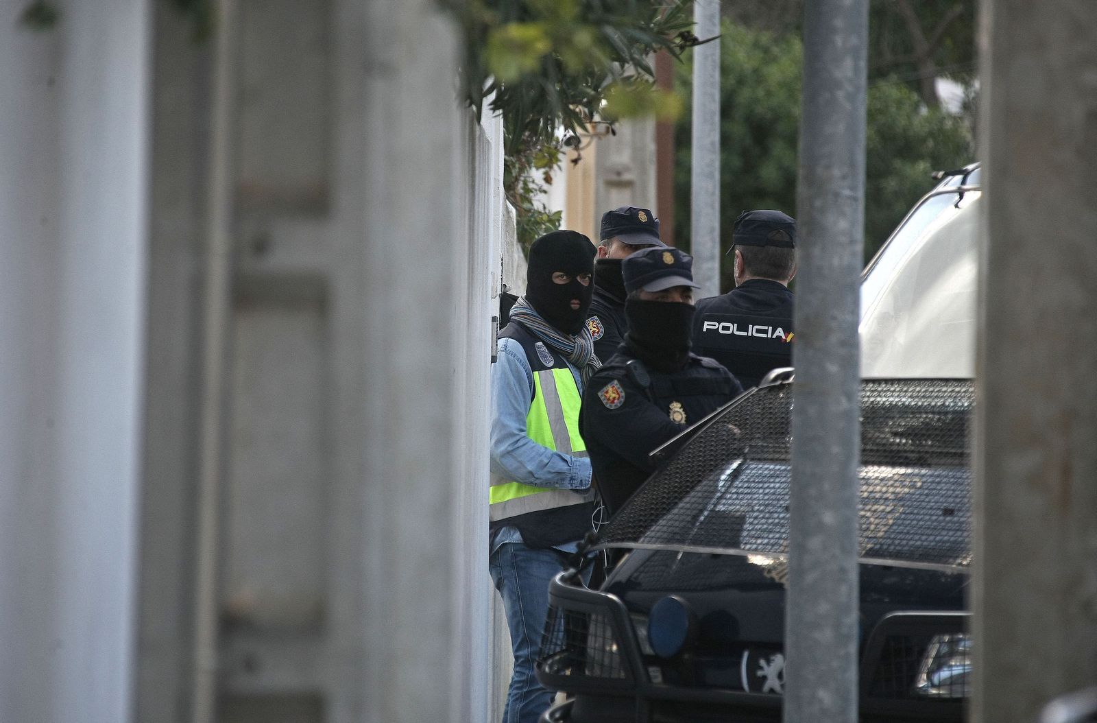 Varios agentes de la Policía Nacional, apostados durante el registro de la vivienda habitada por el narco Sito Miñanco, el pasado día 5.