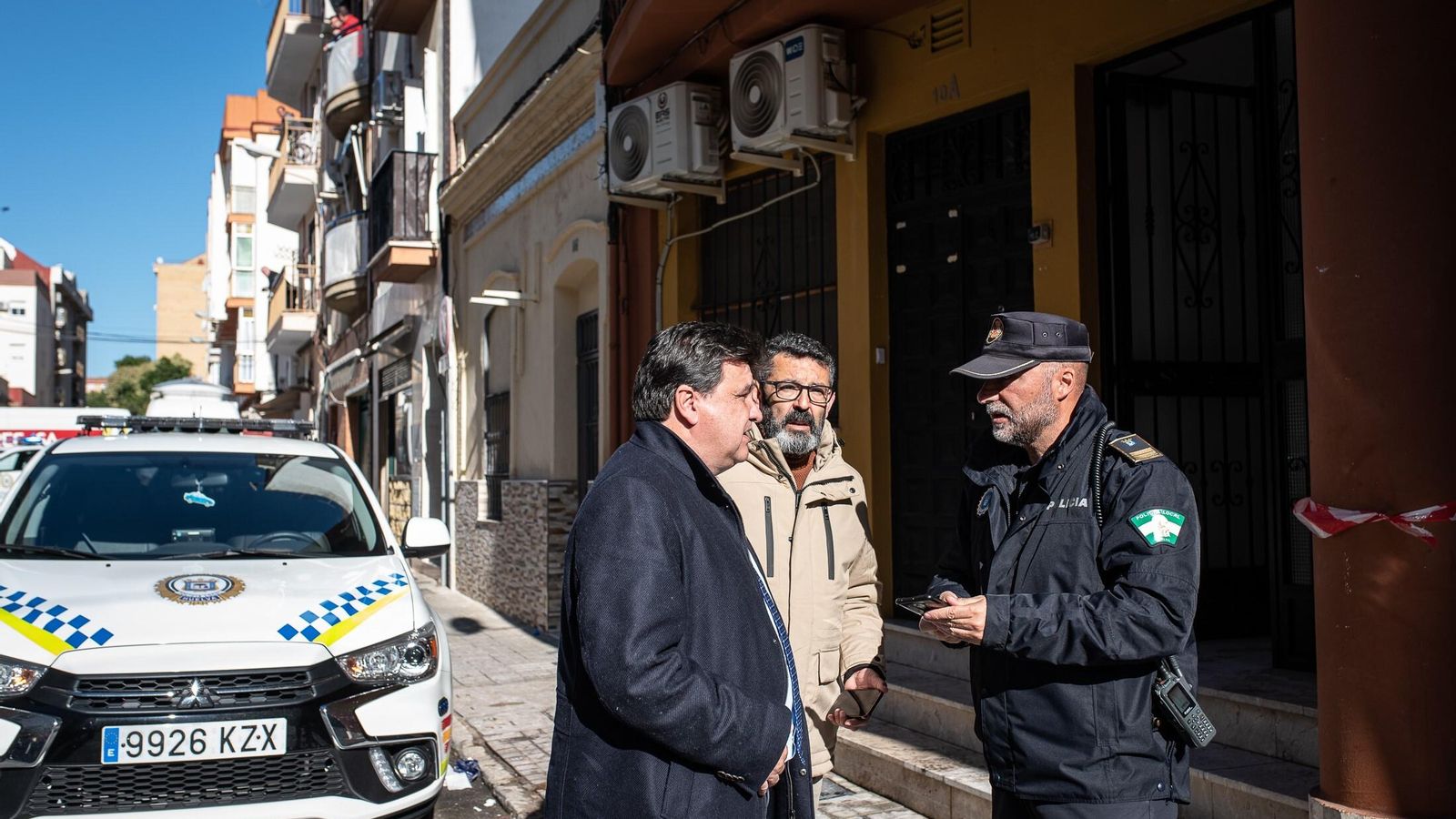 Gabriel Cruz visita la vivienda del incendio.
