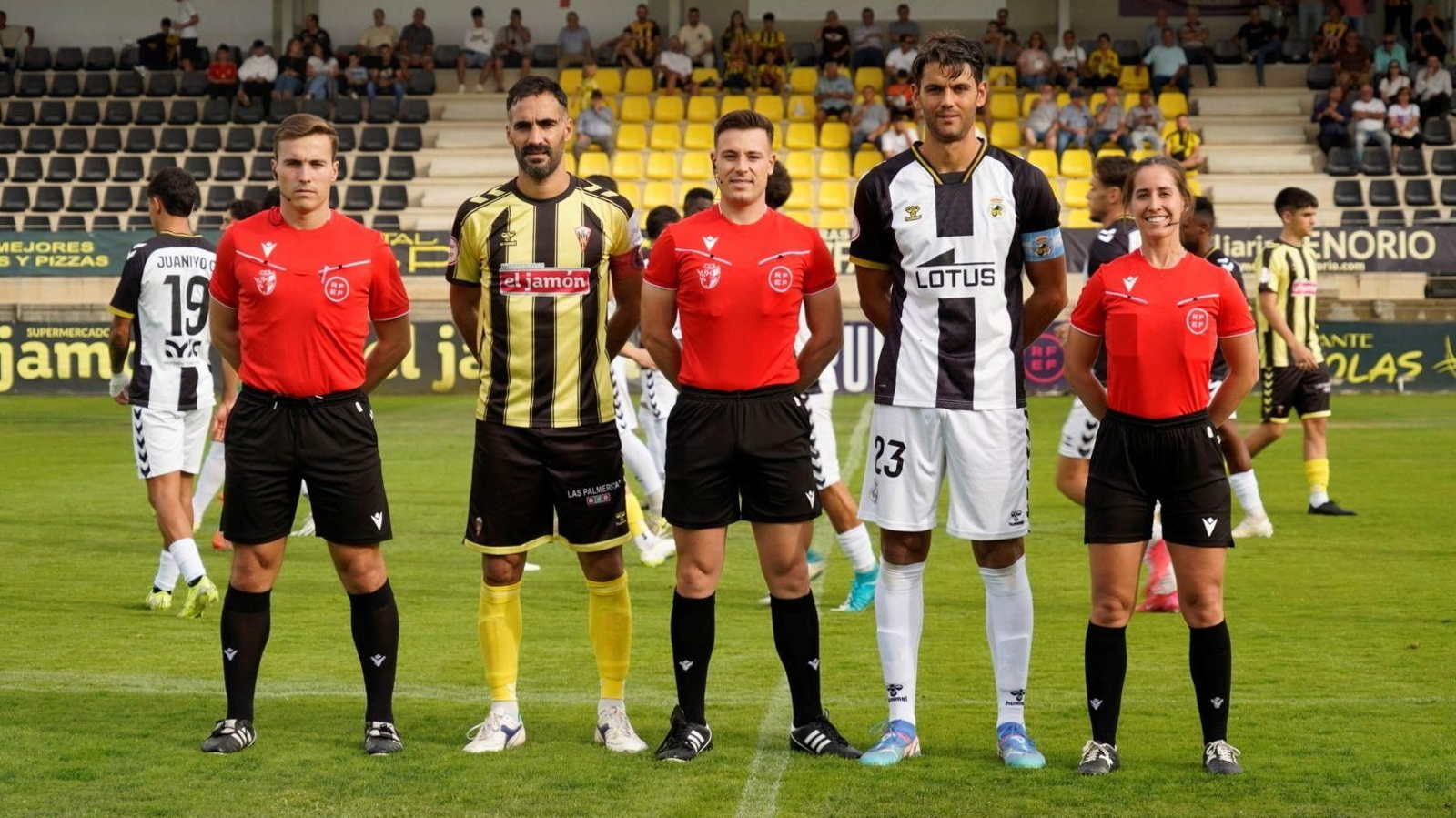 Los capitanes del San Roque de Lepe y la Balona flanquean al árbitro de la polémica.