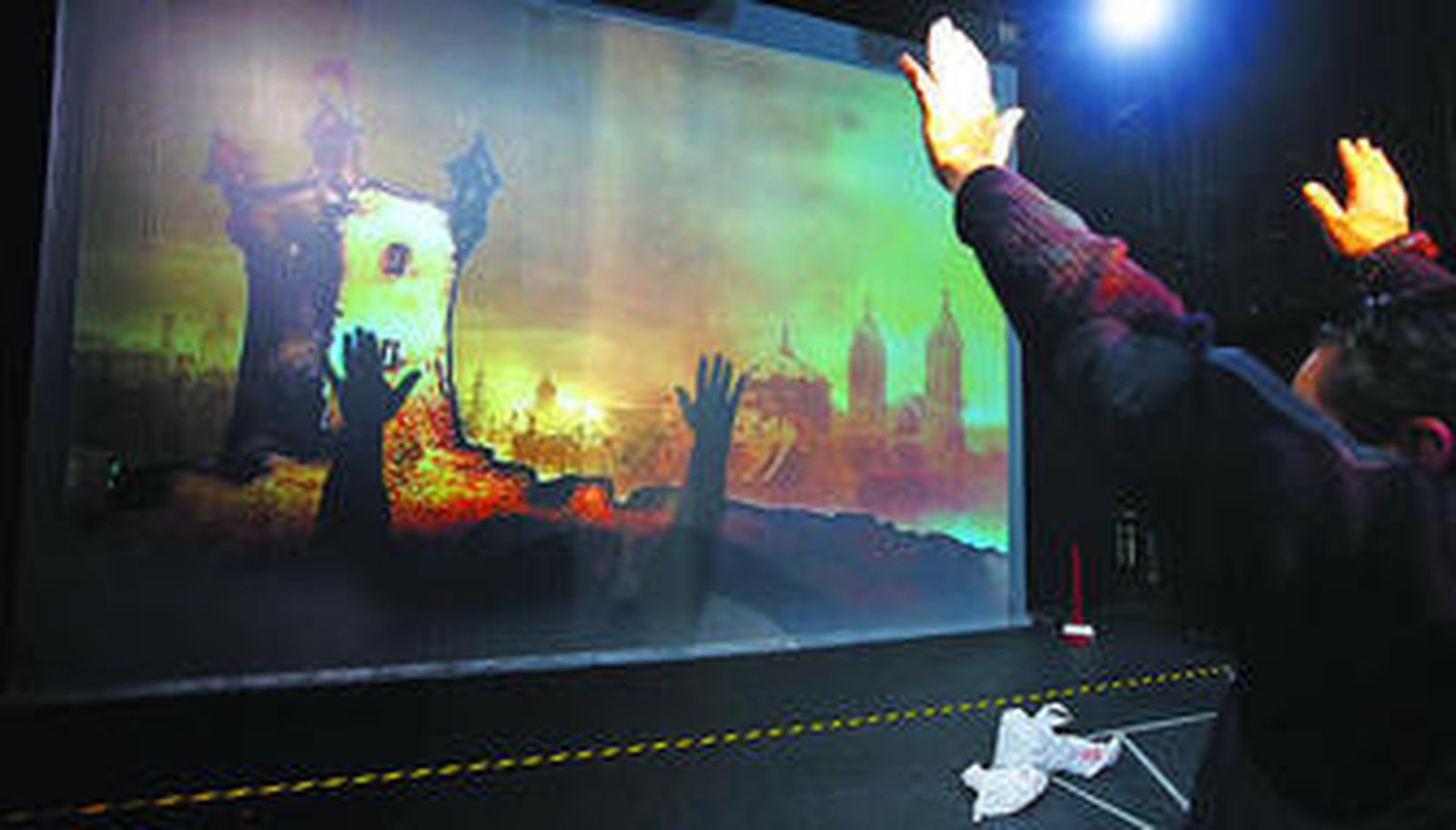 La proyección del coro 'Aquelarre' vista desde detrás del escenario.