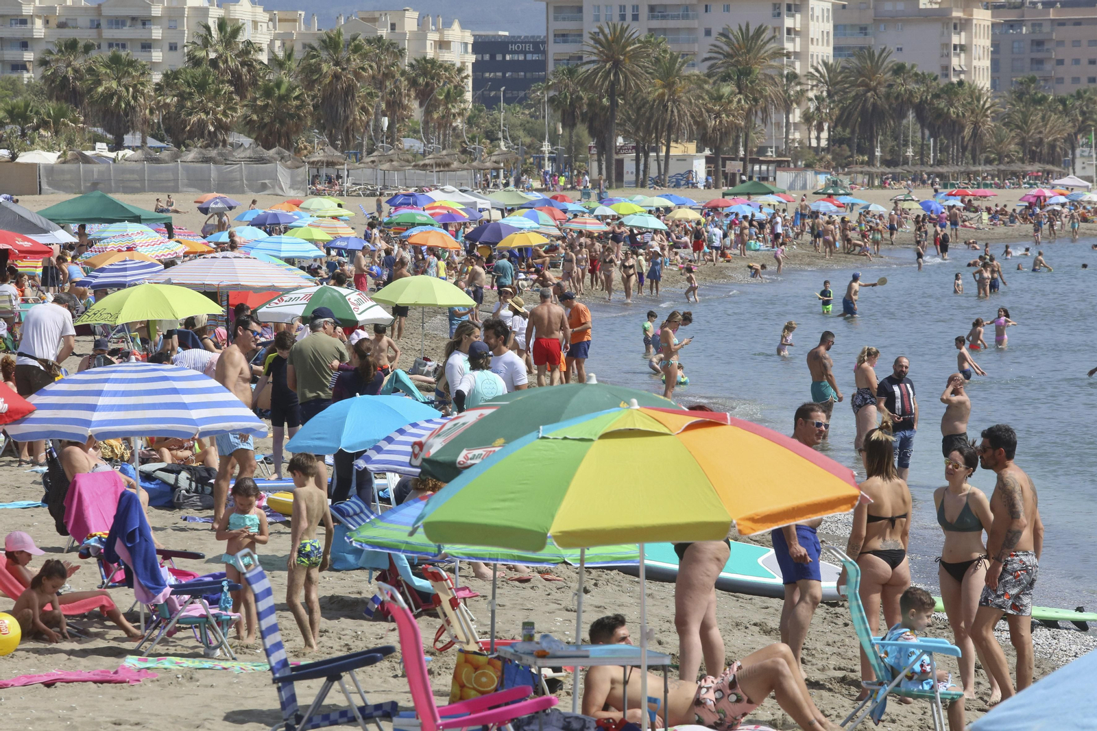 Un domingo de playa en Málaga, en fotos.