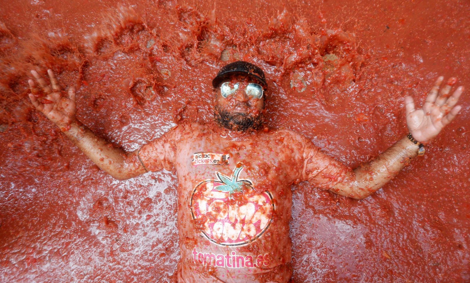 La Tomatina contra la violencia de género, en imágenes