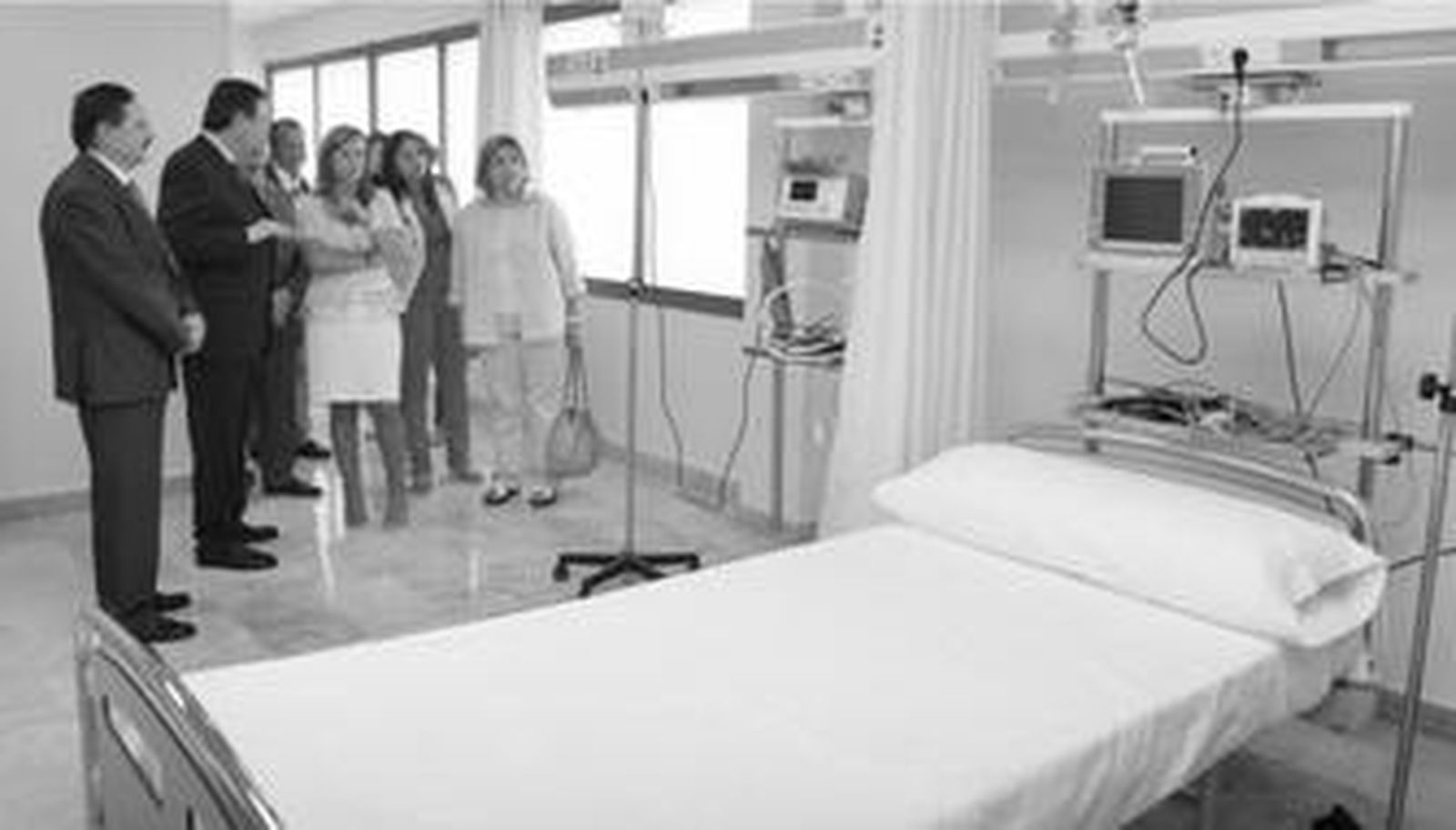 Responsables de la clínica muestran ayer a la alcaldesa y a otros concejales una de las habitaciones de la nueva zona de hospitalización.