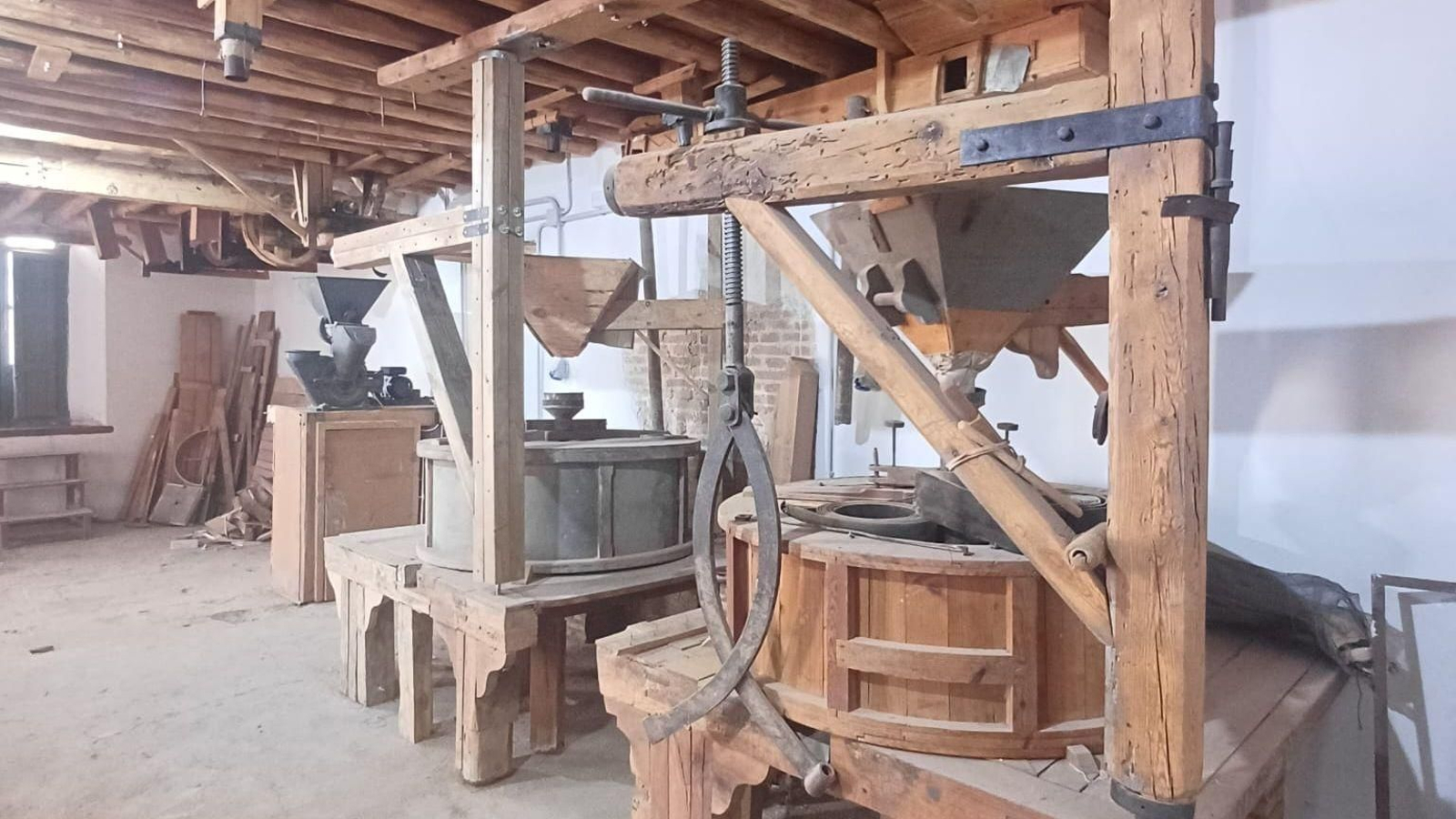 El molino está ubicado en la calle Zacatín y funcionaba con el agua de la Acequia Gorda