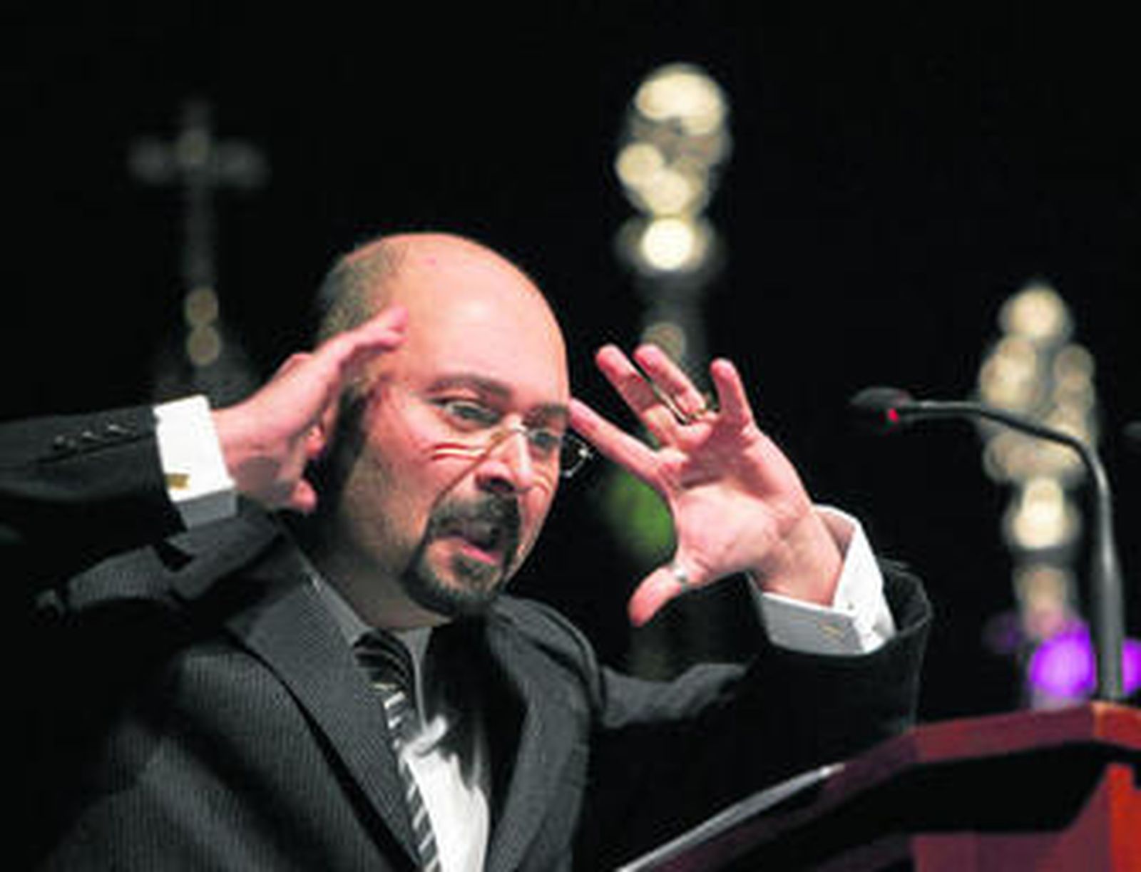 Imagen del pregonero al costalero de 2011.