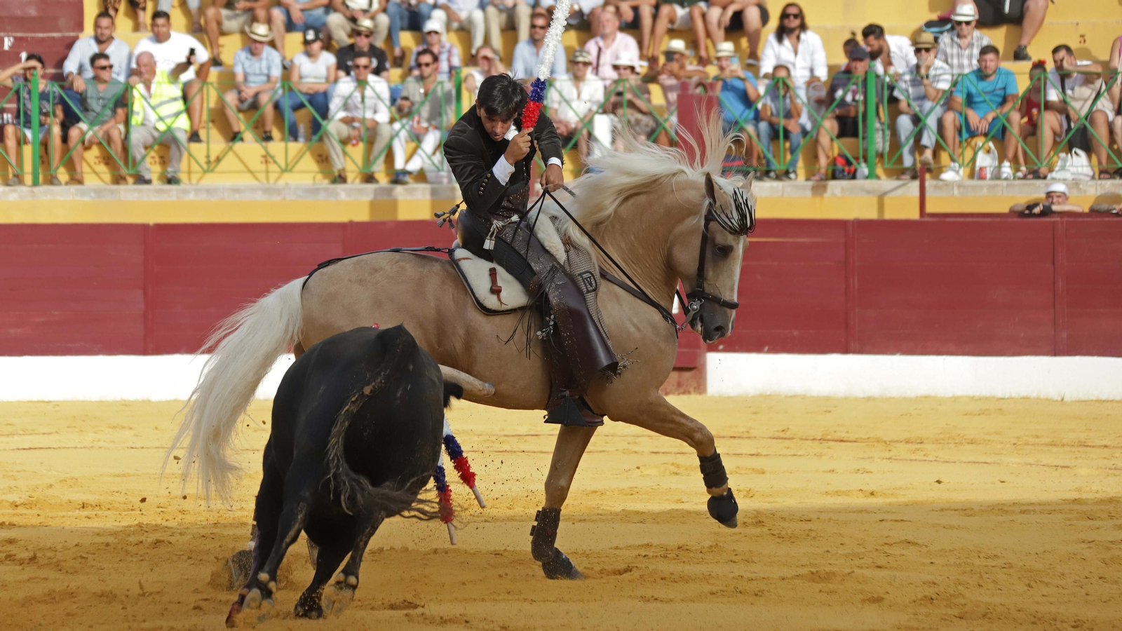 Fotos de la corrida del jueves de la Feria de La Línea: Diego Ventura, José María Manzanares y Roca Rey