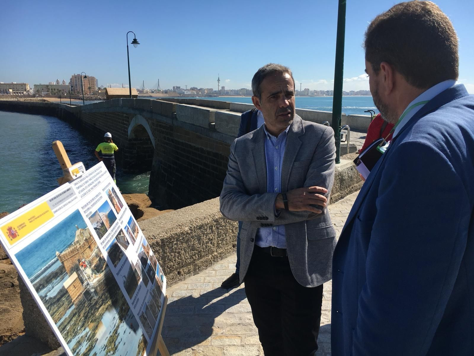 El subdelegado del Gobierno, José Pachecho, atiende las explicaciones sobre la obra realizada.