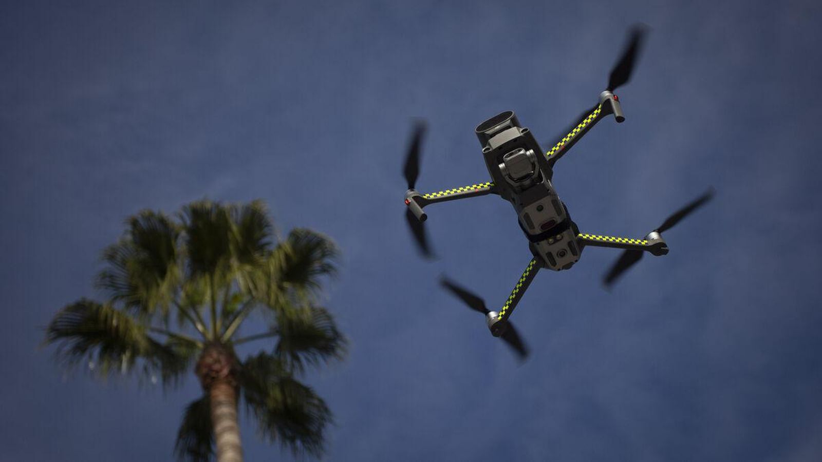 El dron que ha incorporado ya la Policía Local de Espartinas, en una prueba.