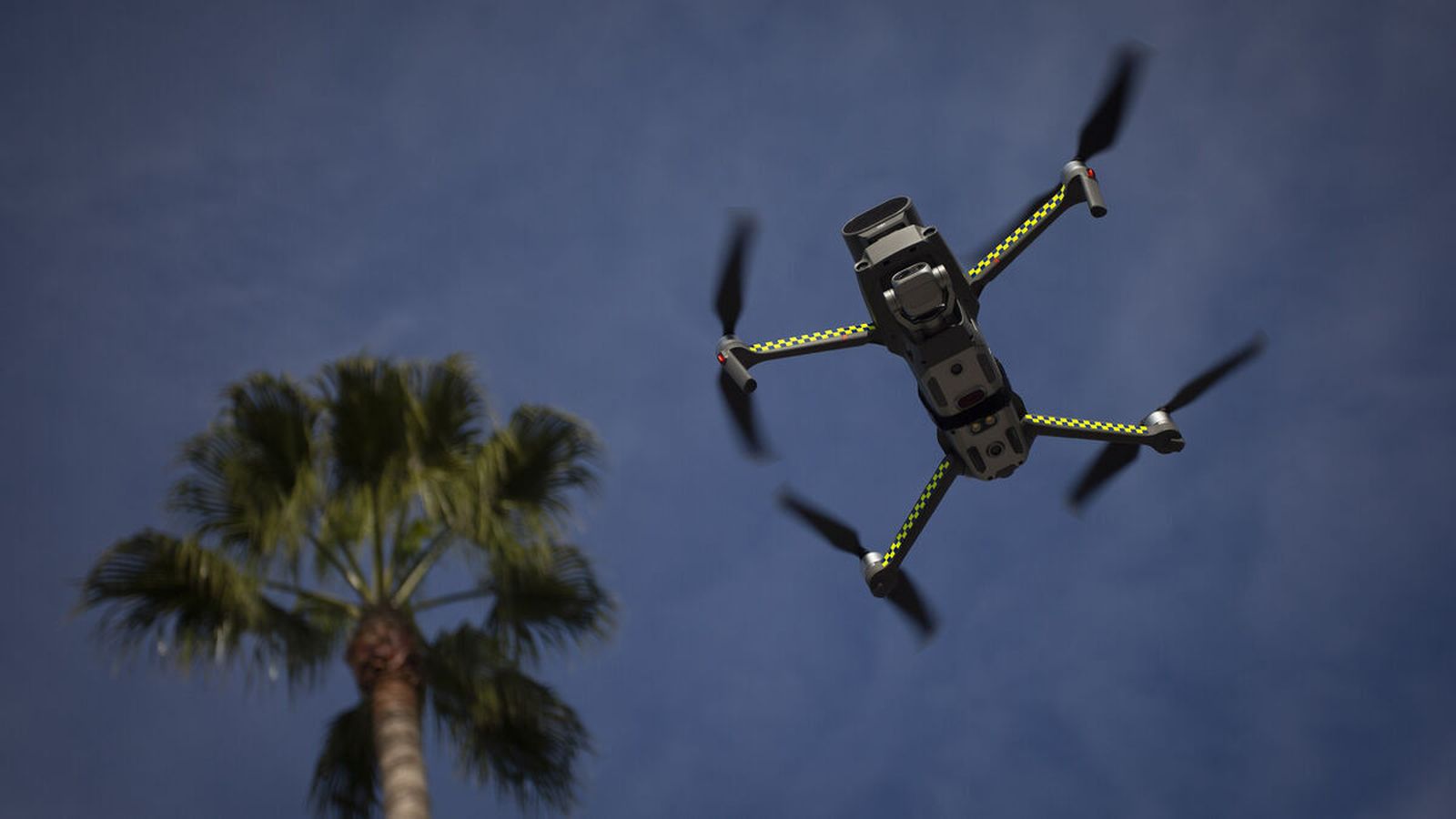 El dron que ha incorporado ya la Policía Local de Espartinas, en una prueba.