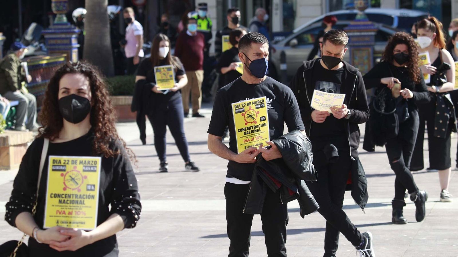 Las fotos de la protesta del sector de las peluquerías en Algeciras para exigir una bajada del IVA