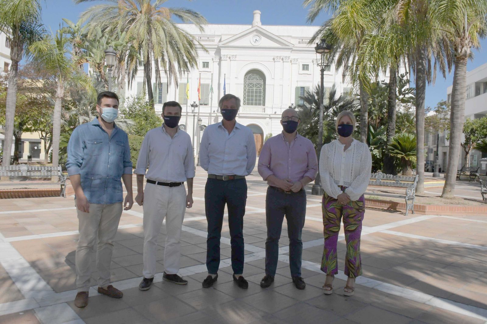 Beardo, con cargos del Partido Popular  este domingo delante del Ayuntamiento.