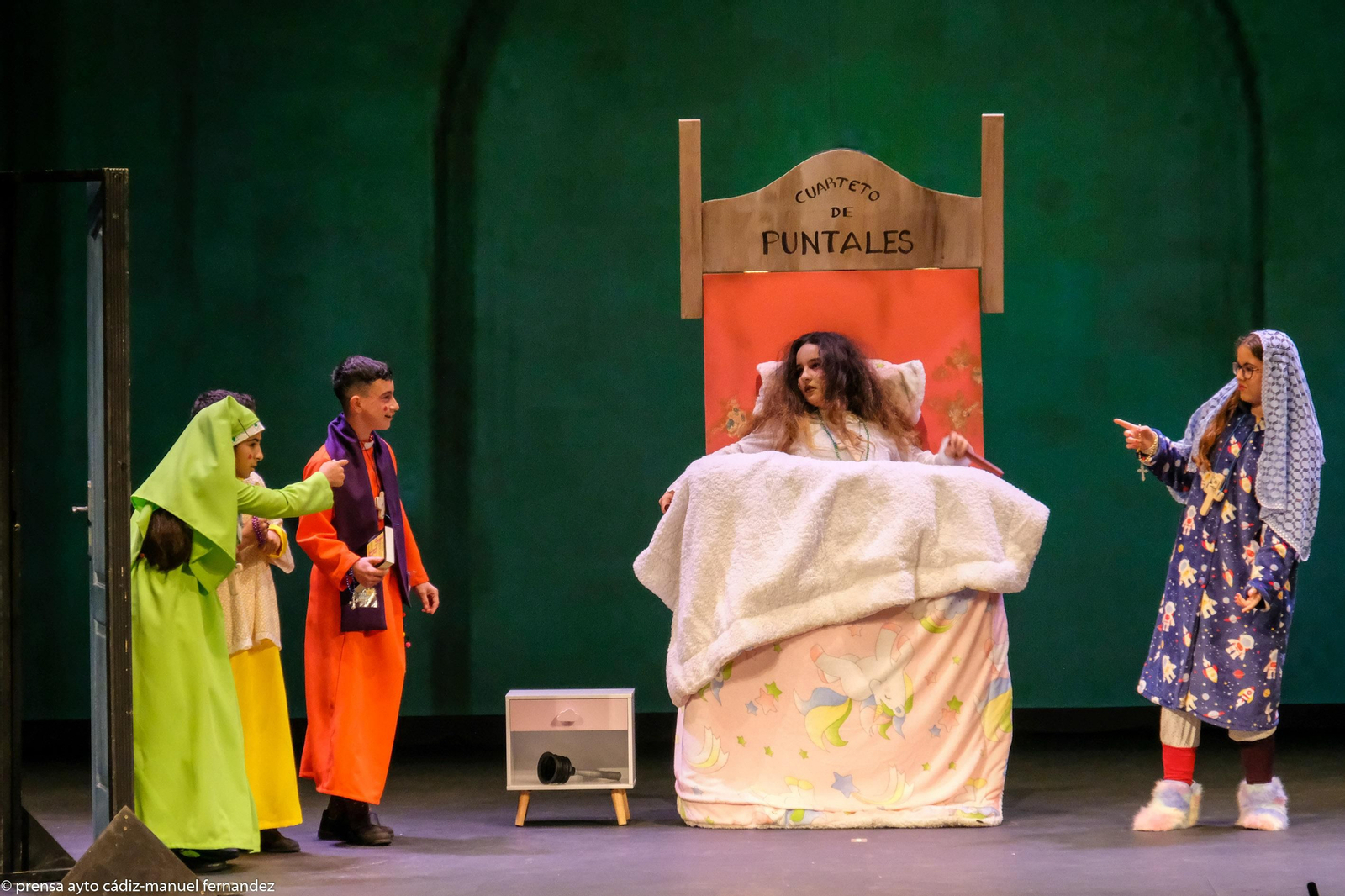 Cuarteto Un cura, una madre, la niña del exorcista y dos que quieren ser catequista.