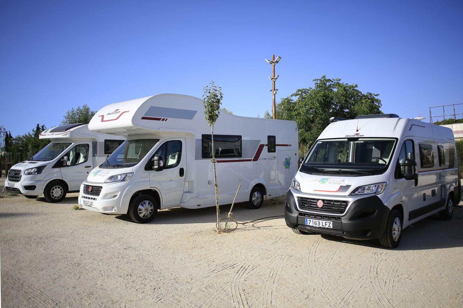 Varias autocaravanas en el camping Alquilayviaja.