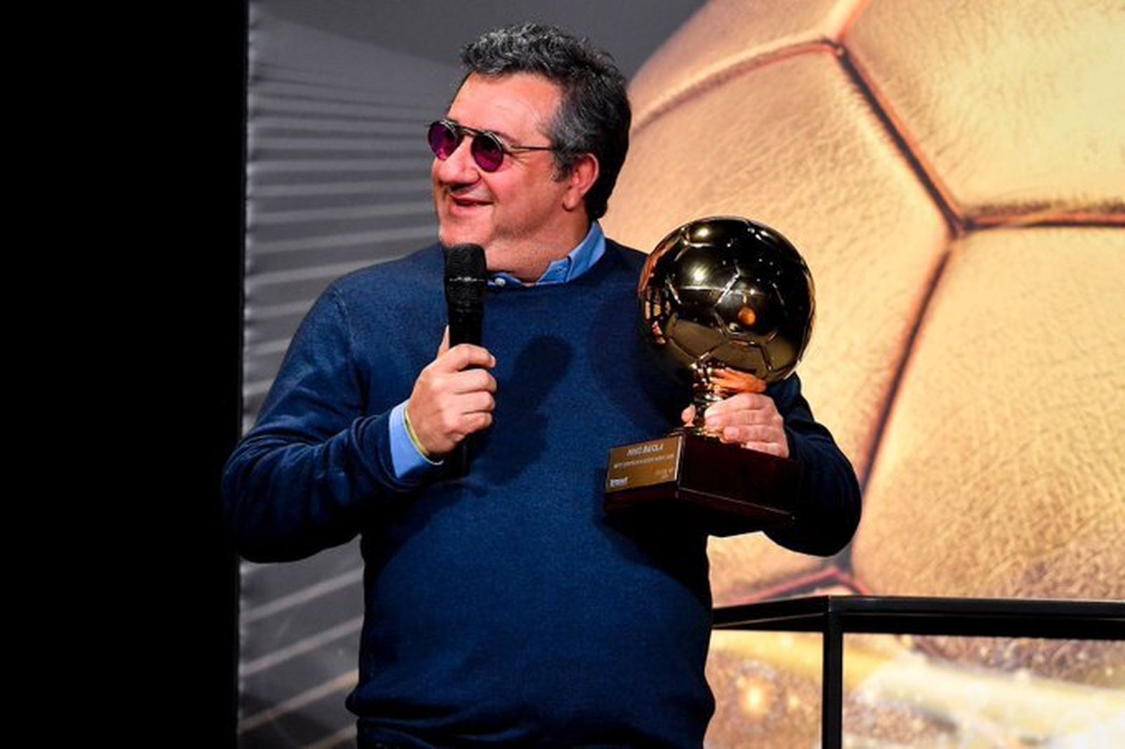 Mino Raiola recogiendo el premio al mejor agente de jugadores, el Balón de Oro de los representantes