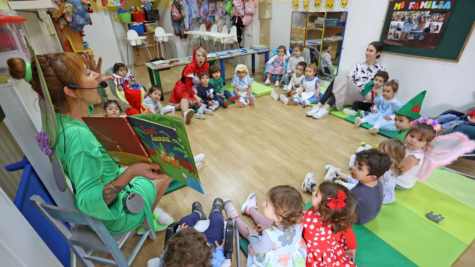 La guardería Centro se disfraza por el día del libro