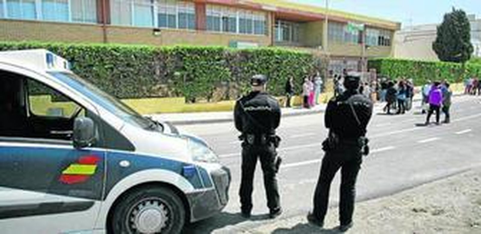 Dos agentes de la Guardia Civil, ayer, en la puerta del CEIP San Indalecio de La Cañada para salvaguardar la seguridad de los alumnos.