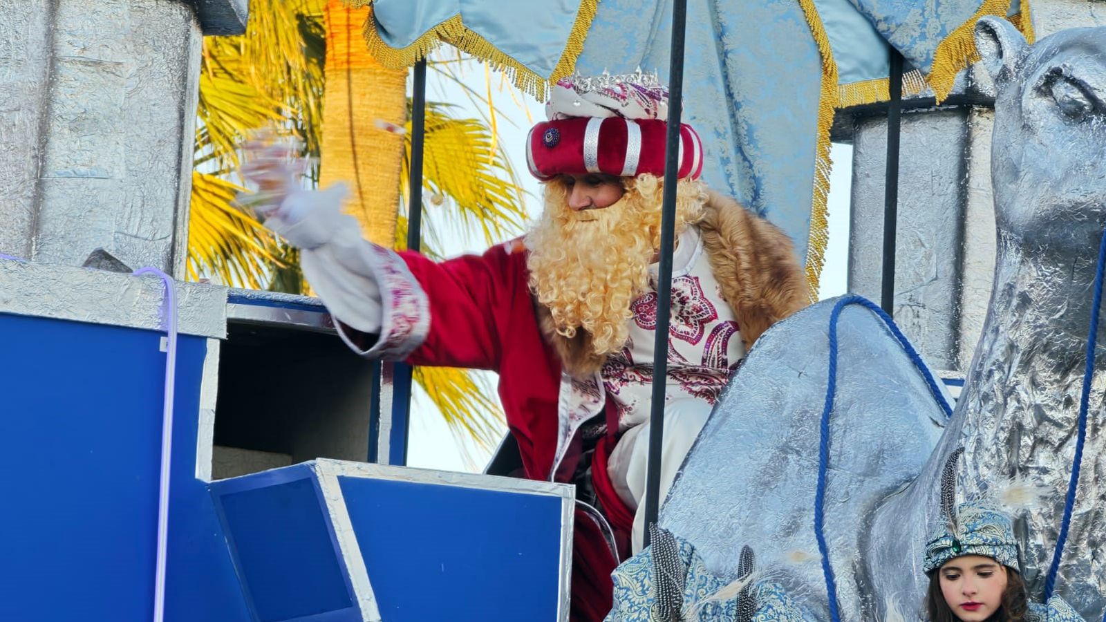 Gaspar reparte caramelos durante el recorrido de la cabalgata de Lepe