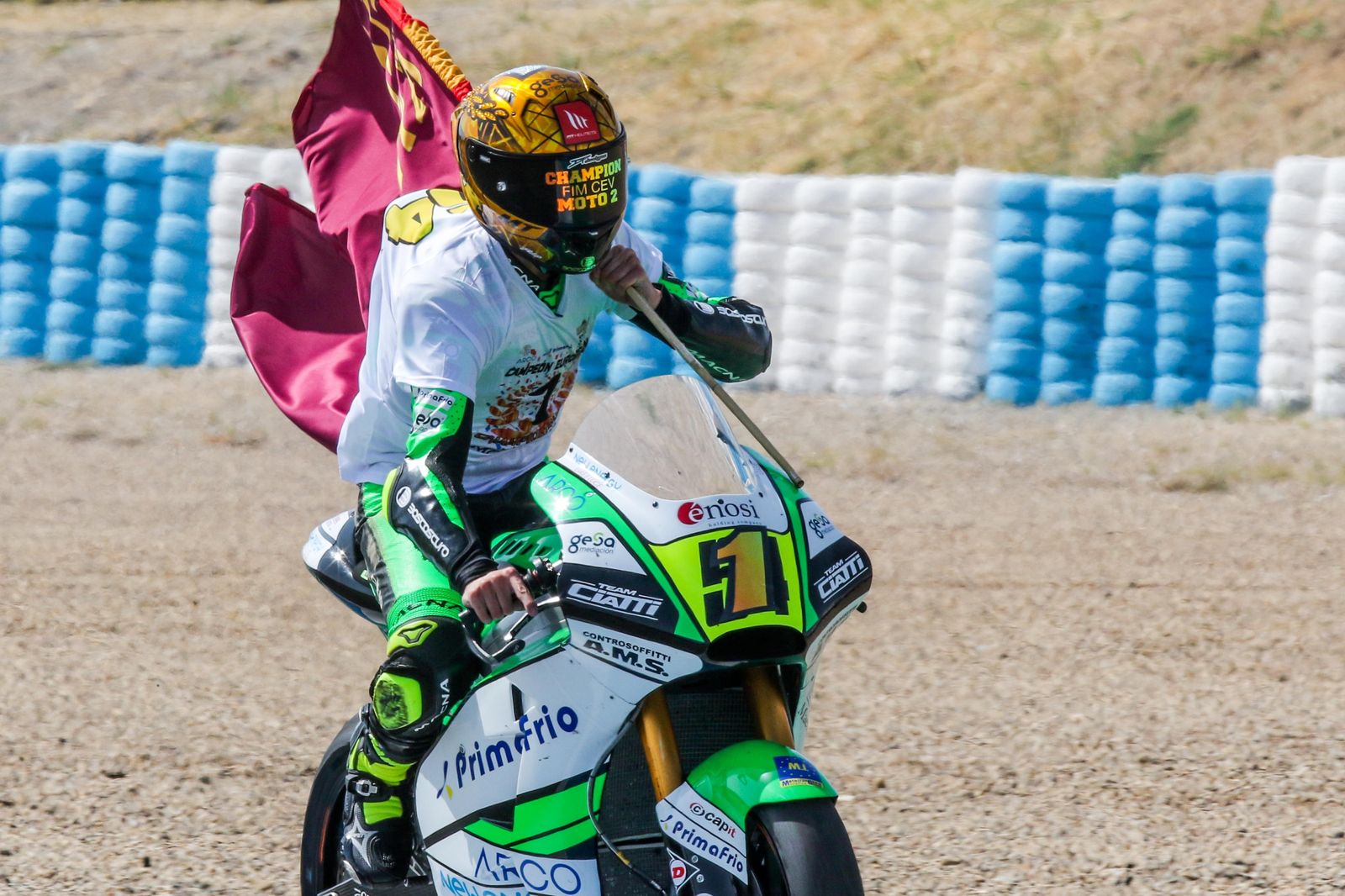 Fermín Aldeguer, con la bandera de Murcia tras proclamarse campeón de Moto2.