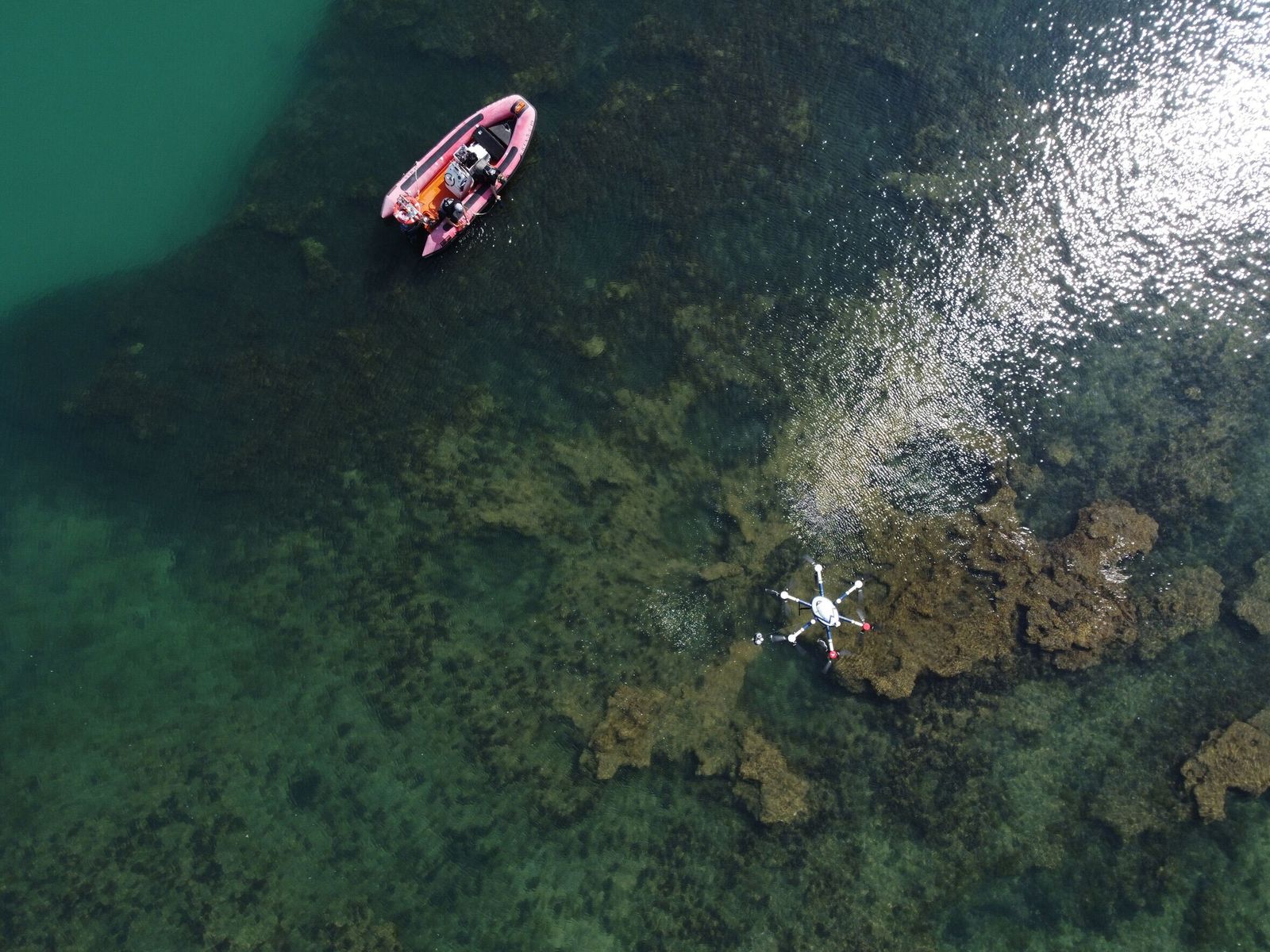 Dron sobrevolando la línea de costa.