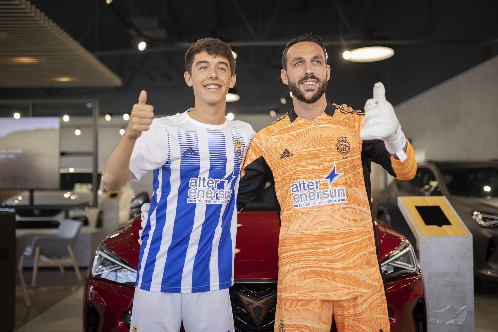 Los jugadores del Recre presentados en el concesionario SEAT, Rubén Gálvez y José Mari