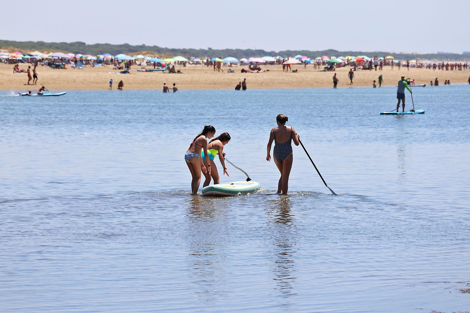 Ambiente en las playas de Huelva en la mañana de domingo