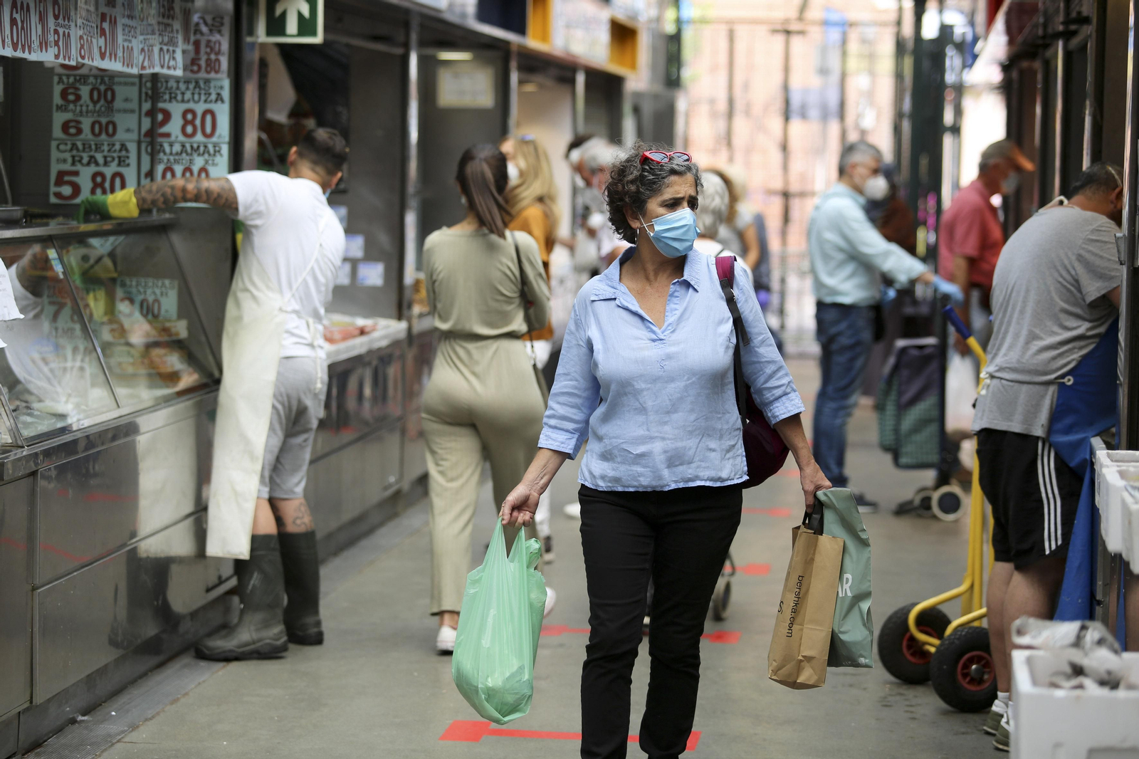 Afluencia de clientes en el mercado de Atarazanas en Málaga, en fotos