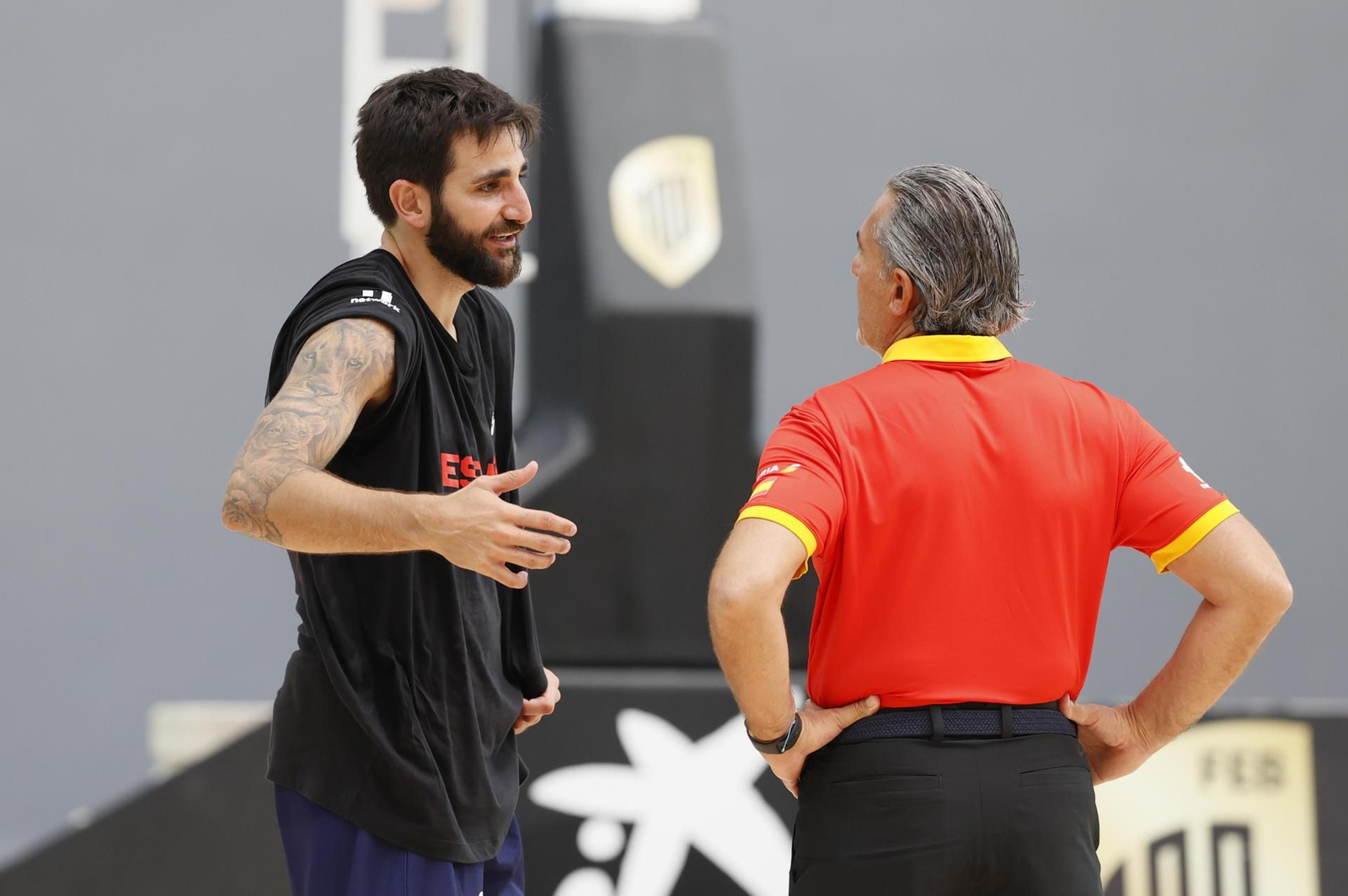 Ricky Rubio conversa con Scariolo en un entrenamiento de la selección.