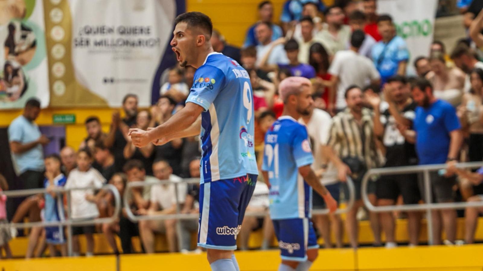 El celeste Isma Medina celebra su tanto en la victoria ejidense frente a O Parrulo Ferrol. El celeste Isma Medina celebra su tanto en la victoria ejidense frente a O Parrulo Ferrol.