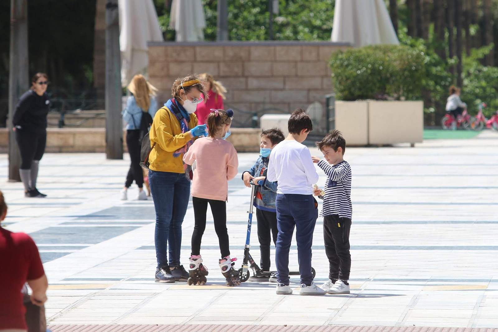 Fotogalería Los niños salen a la calle tras 43 días de confinamiento por coronavirus
