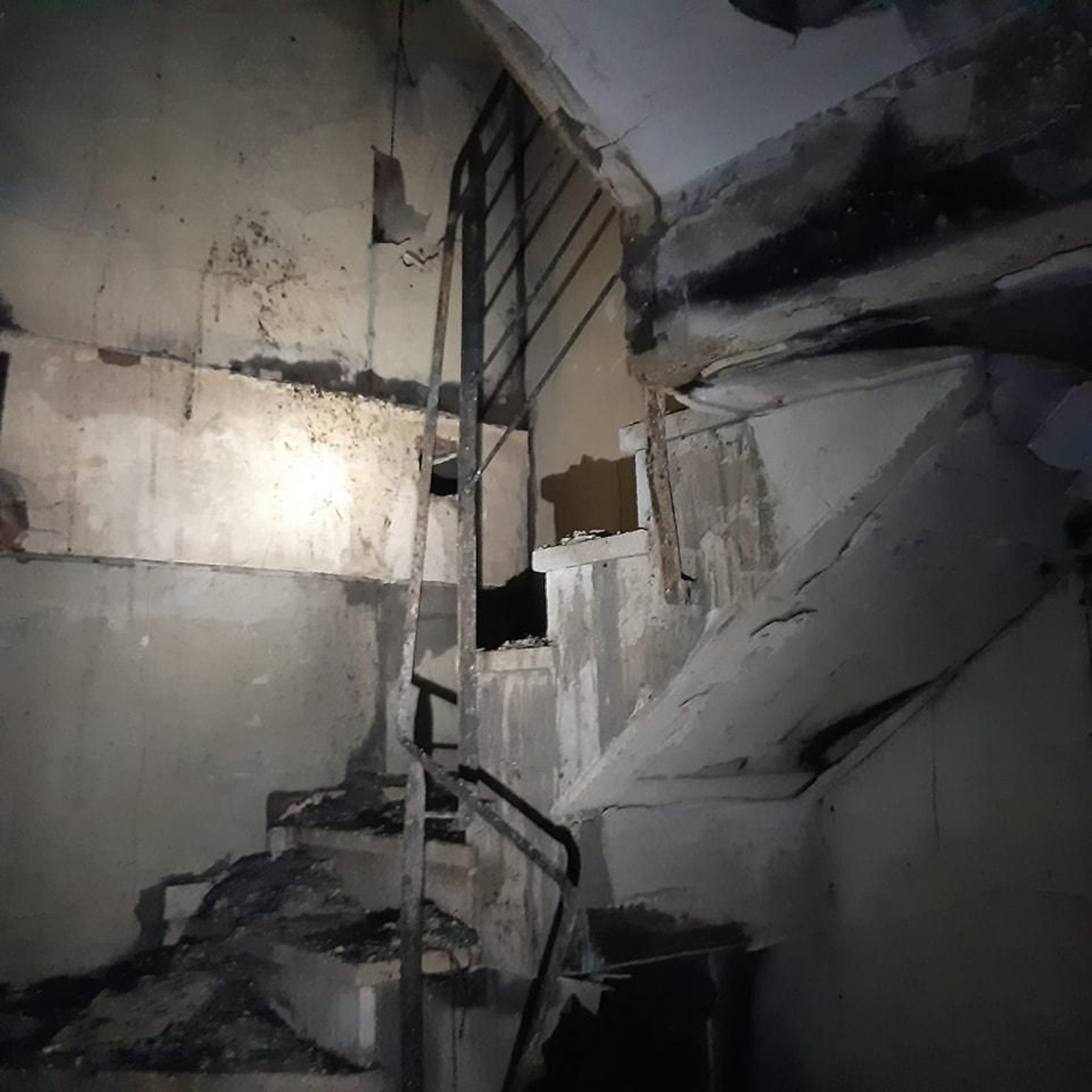 Escalera del inmueble calcinado, en la imagen facilitada por los bomberos de Jerez. Escalera del inmueble calcinado, en la imagen facilitada por los bomberos de Jerez.