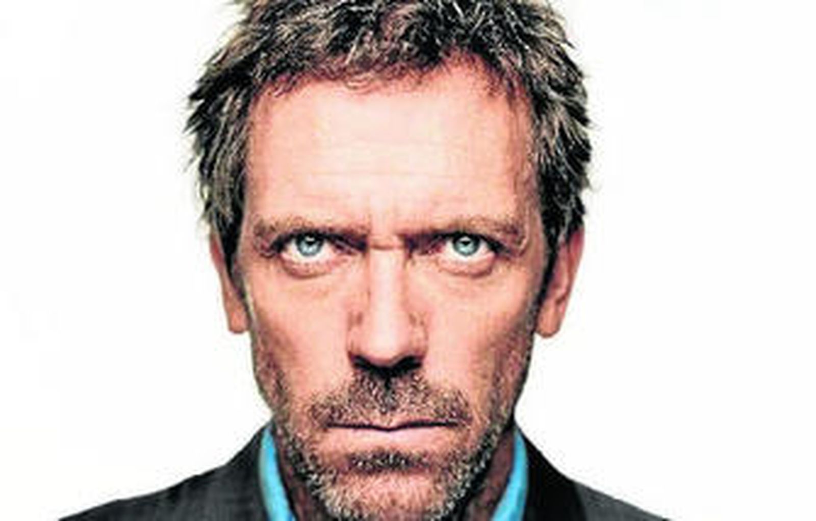 Hugh Laurie interpreta al doctor House.