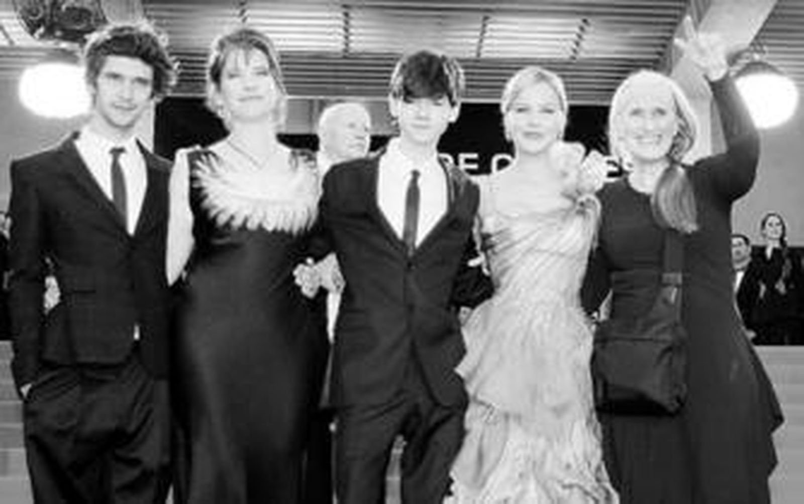 Jane Campion (derecha) llega acompañada del reparto de la película.