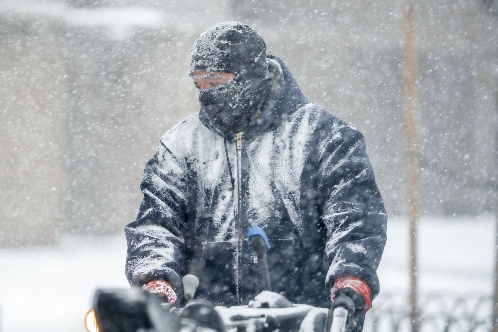 Las gélidas y blancas imágenes que deja la tormenta monstruosa en los EEUU