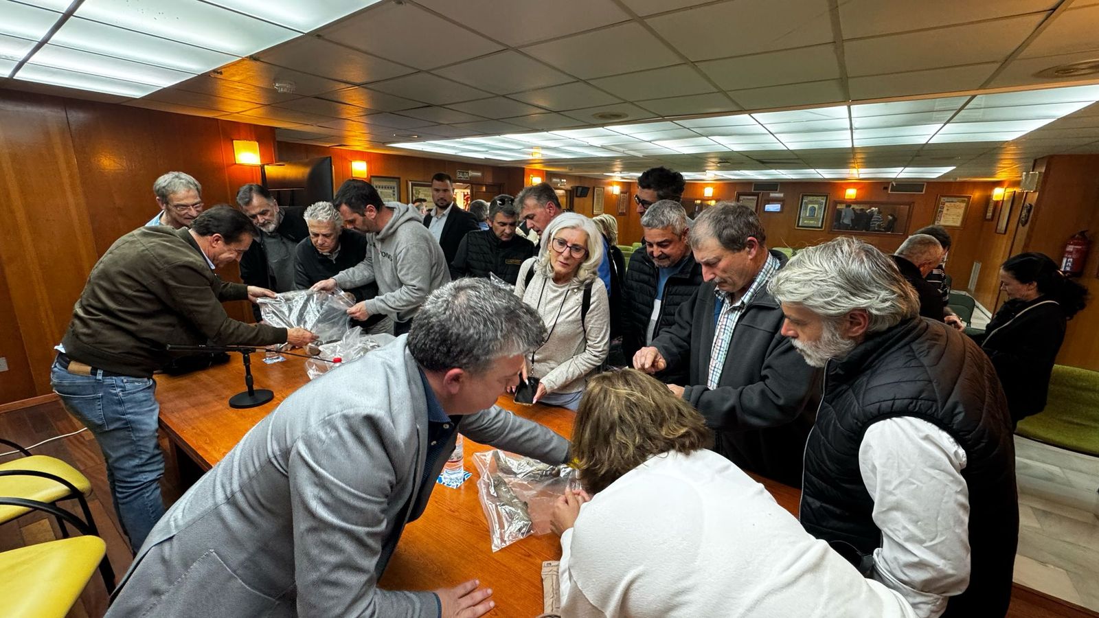Varios agricultores observan algunos de los síntomas en trozos de árboles afectados